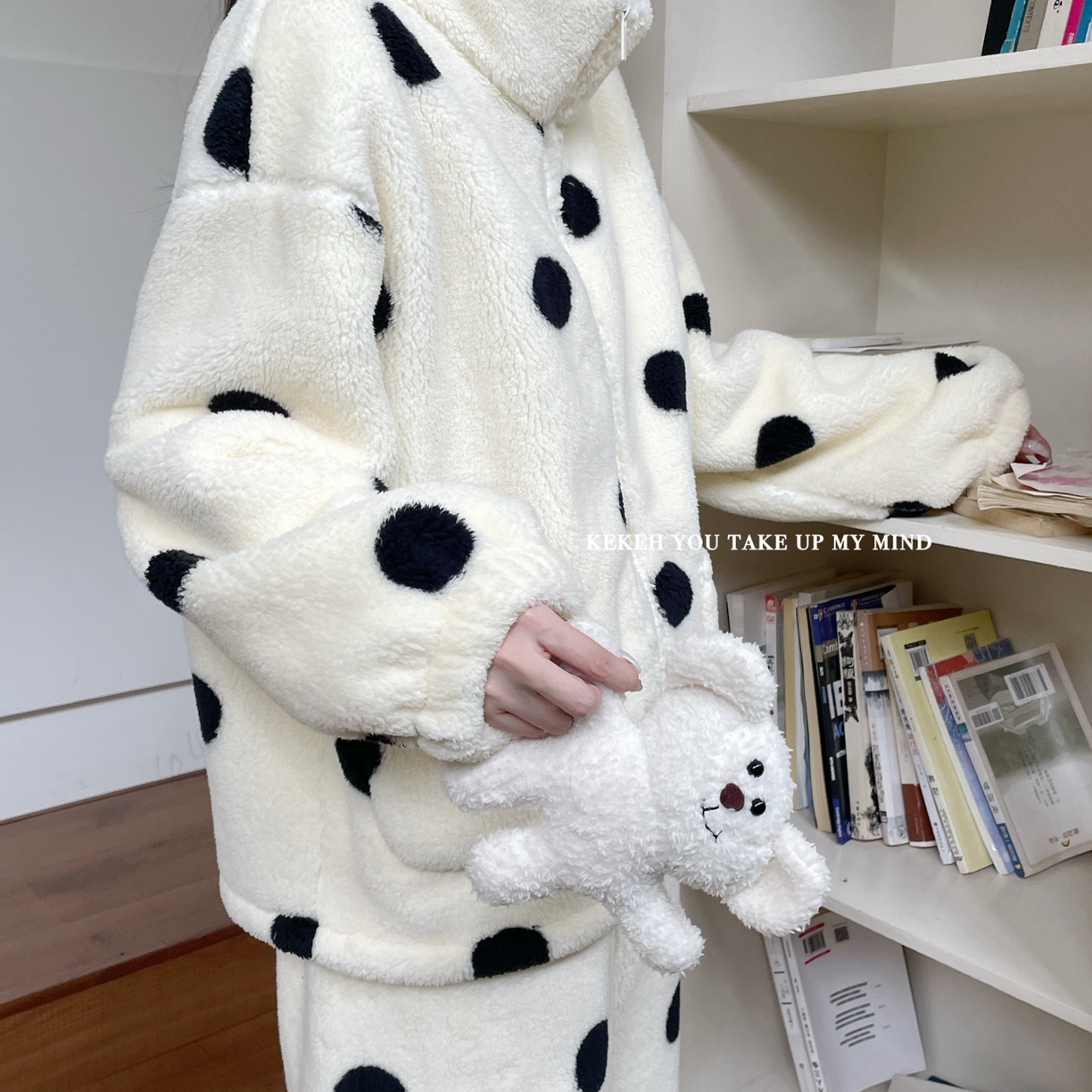 91家纺网 家纺一手货源 找家纺 妍景家居生活馆 2026新款米粒绒秋冬家居服睡衣套装 波点