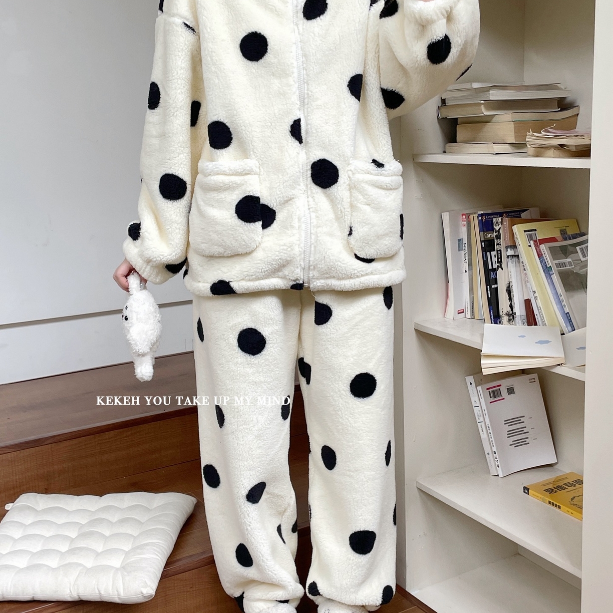 91家纺网 家纺一手货源 找家纺 妍景家居生活馆 2026新款米粒绒秋冬家居服睡衣套装 波点