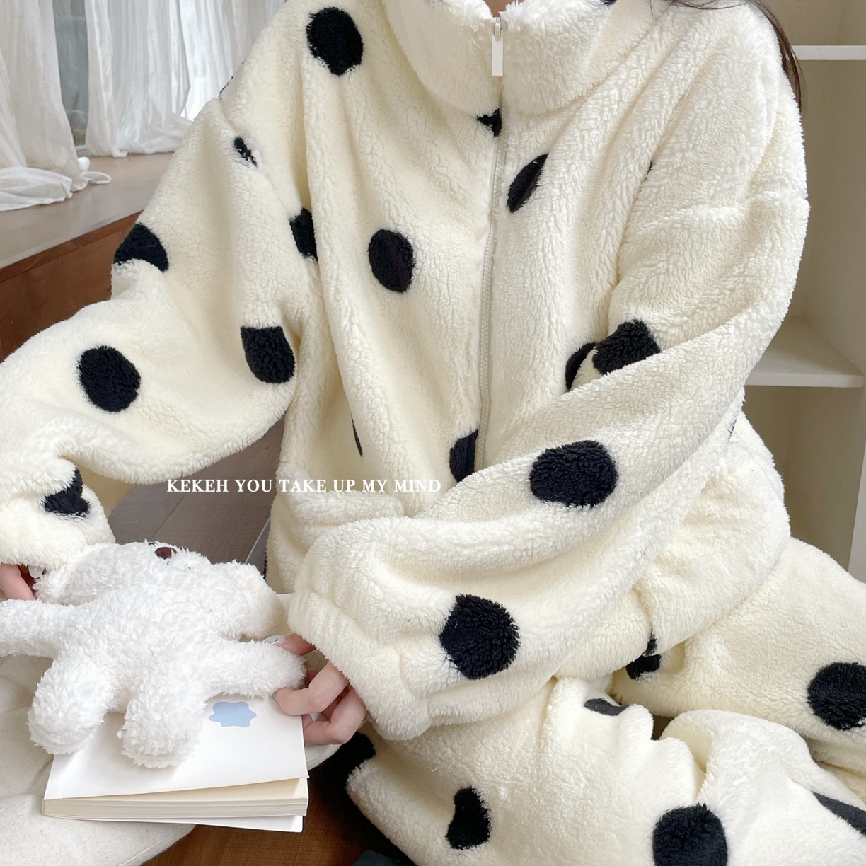 91家纺网 家纺一手货源 找家纺 妍景家居生活馆 2026新款米粒绒秋冬家居服睡衣套装 波点