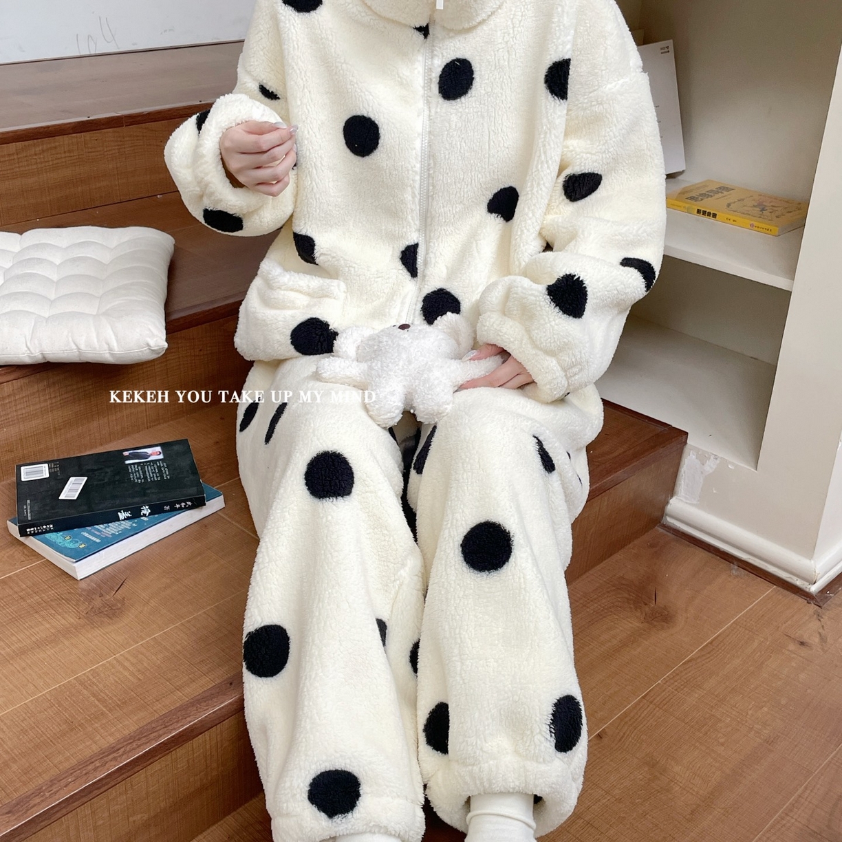 91家纺网 家纺一手货源 找家纺 妍景家居生活馆 2026新款米粒绒秋冬家居服睡衣套装 波点