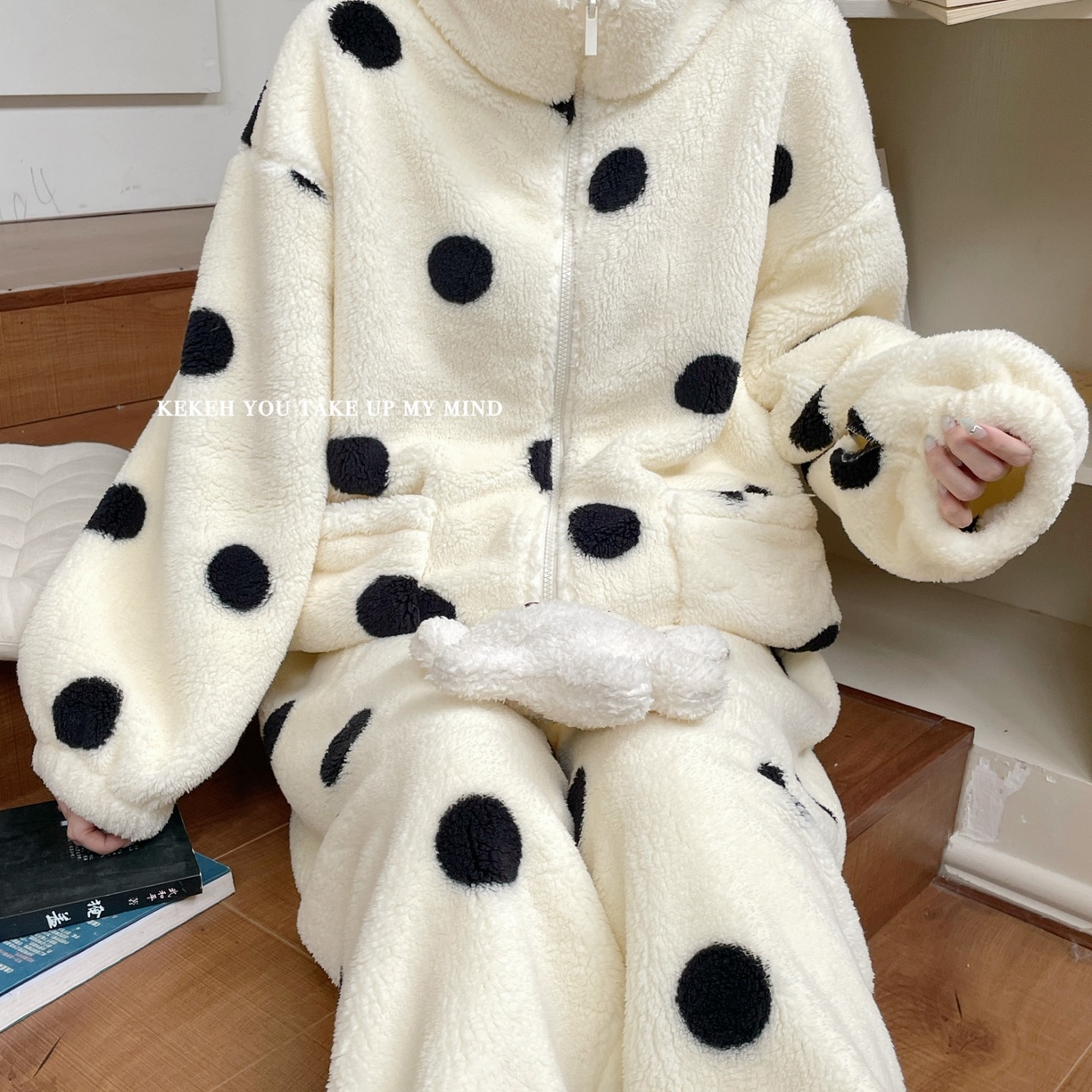 91家纺网 家纺一手货源 找家纺 妍景家居生活馆 2026新款米粒绒秋冬家居服睡衣套装 波点