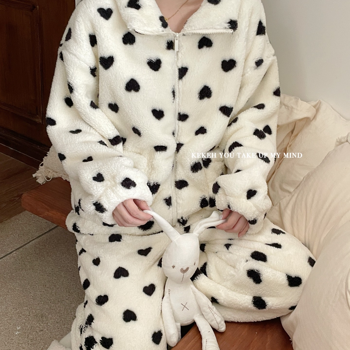 91家纺网 家纺一手货源 找家纺 妍景家居生活馆 2026新款米粒绒秋冬家居服睡衣套装 爱心