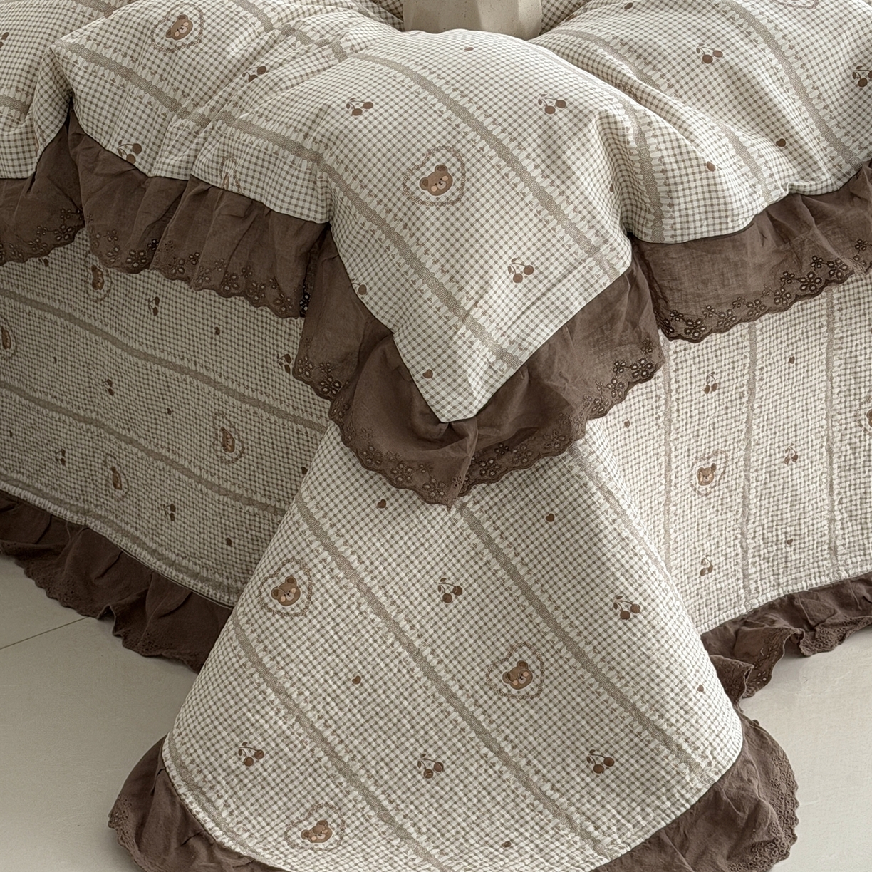 91家纺网 家纺一手货源 找家纺 佰织鑫家居 2025新款全棉法式砂洗棉花床盖款被套四件套 爱心小熊