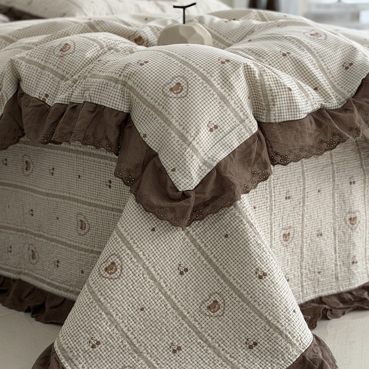 91家纺网 家纺一手货源 找家纺 佰织鑫家居 2025新款全棉法式砂洗棉花床盖款被套四件套 爱心小熊