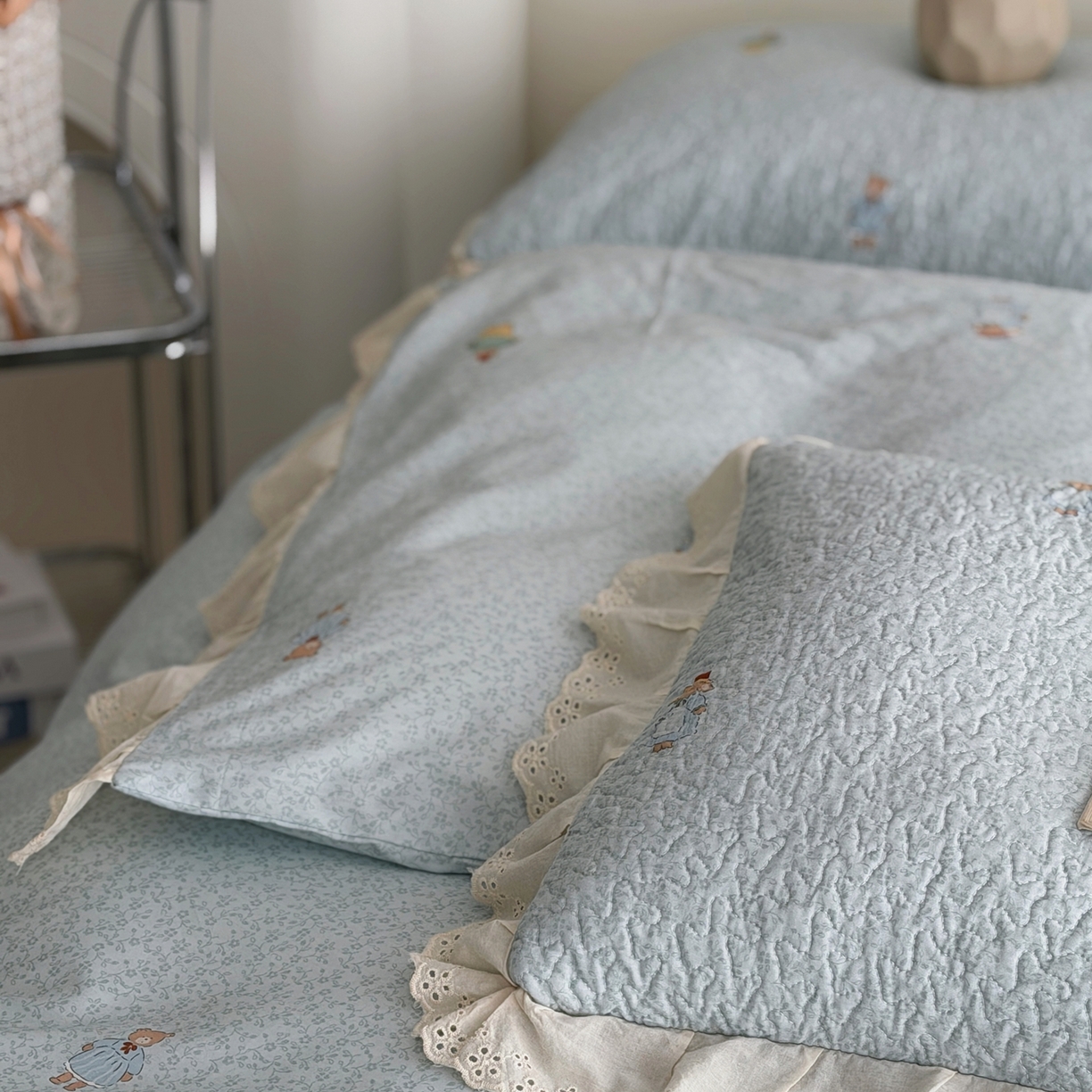 91家纺网 家纺一手货源 找家纺 佰织鑫家居 2025新款全棉法式砂洗棉花床盖款被套四件套 彼得兔