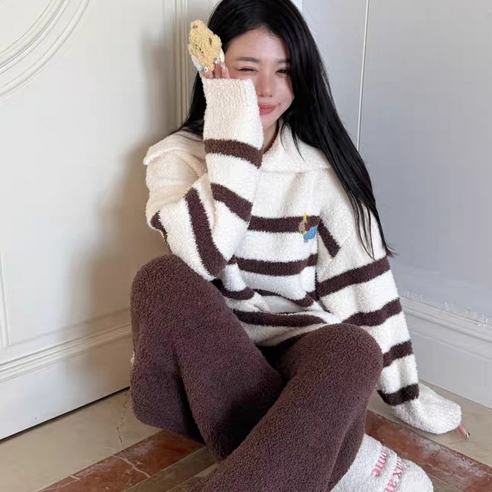 91家纺网 家纺一手货源 找家纺 妍景家居生活馆 2026新款软绵绵翻领条纹款家居服睡衣套装 咖色