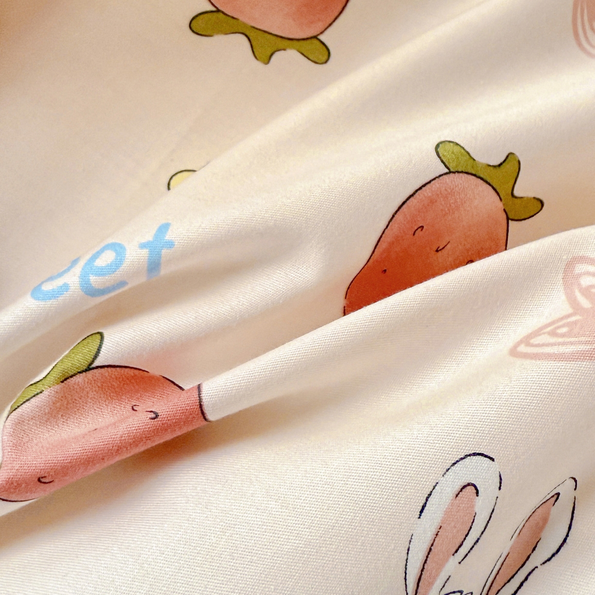 91家纺网 家纺一手货源 找家纺 小豚鼠 2025纯棉13372学生三件套全棉宿舍六件套(收纳袋）（顺丰代发） 草莓兔