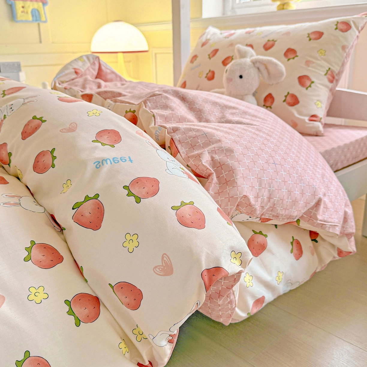 91家纺网 家纺一手货源 找家纺 小豚鼠 2025纯棉13372学生三件套全棉宿舍六件套(收纳袋）（顺丰代发） 草莓兔