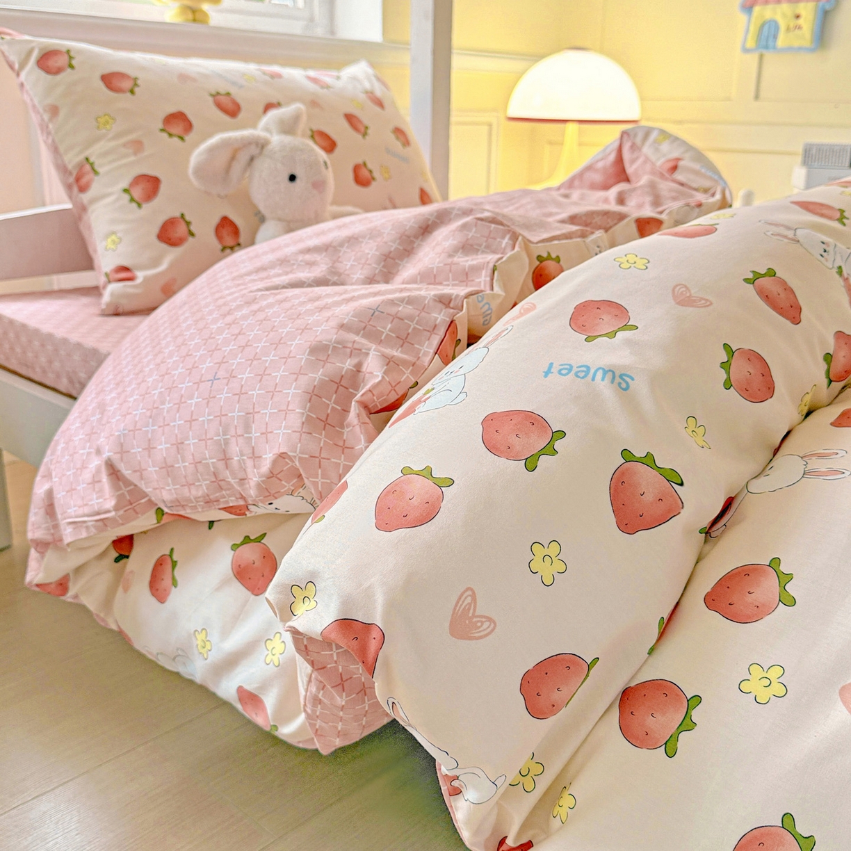 91家纺网 家纺一手货源 找家纺 小豚鼠 2025纯棉13372学生三件套全棉宿舍六件套(收纳袋）（顺丰代发） 草莓兔