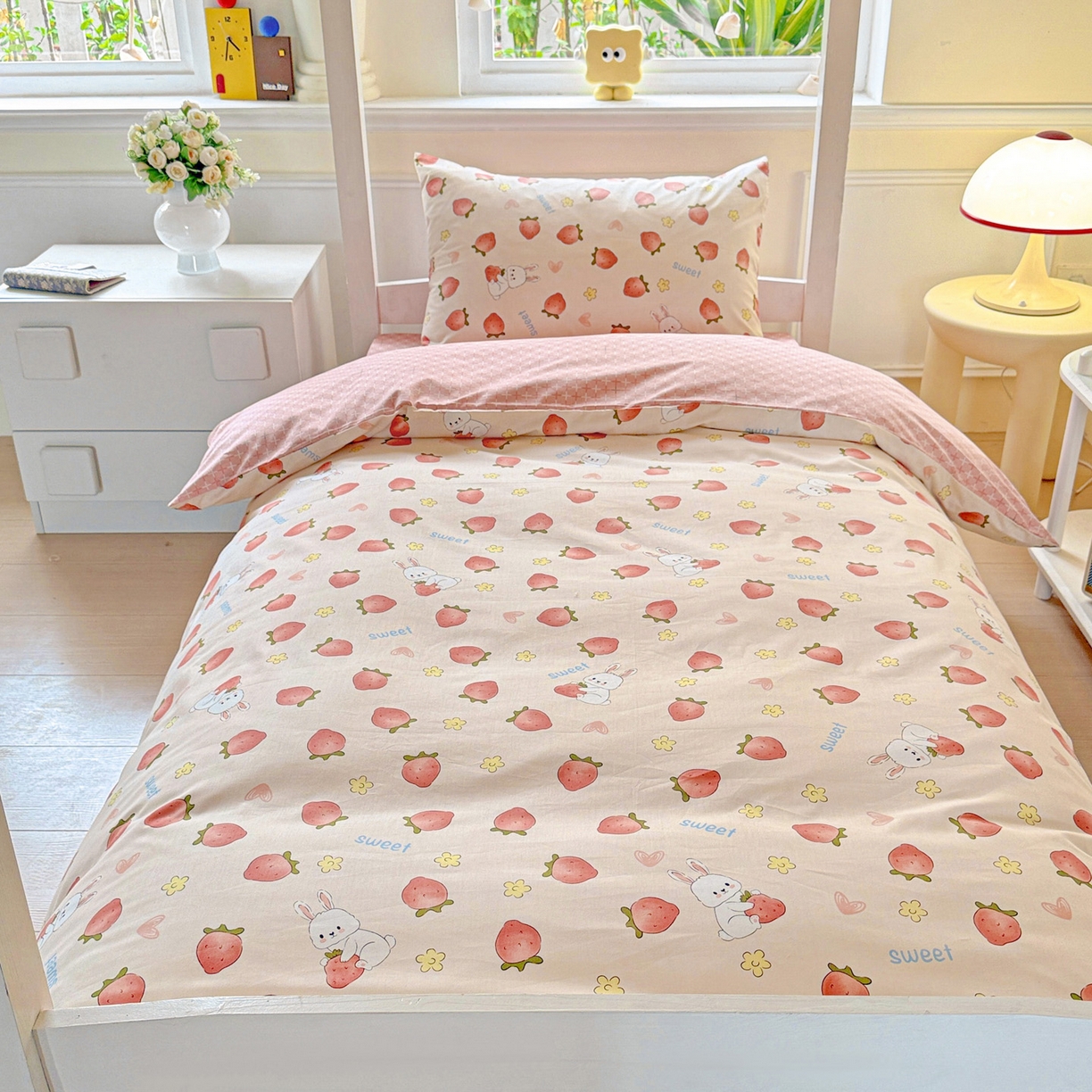 91家纺网 家纺一手货源 找家纺 小豚鼠 2025纯棉13372学生三件套全棉宿舍六件套(收纳袋）（顺丰代发） 草莓兔