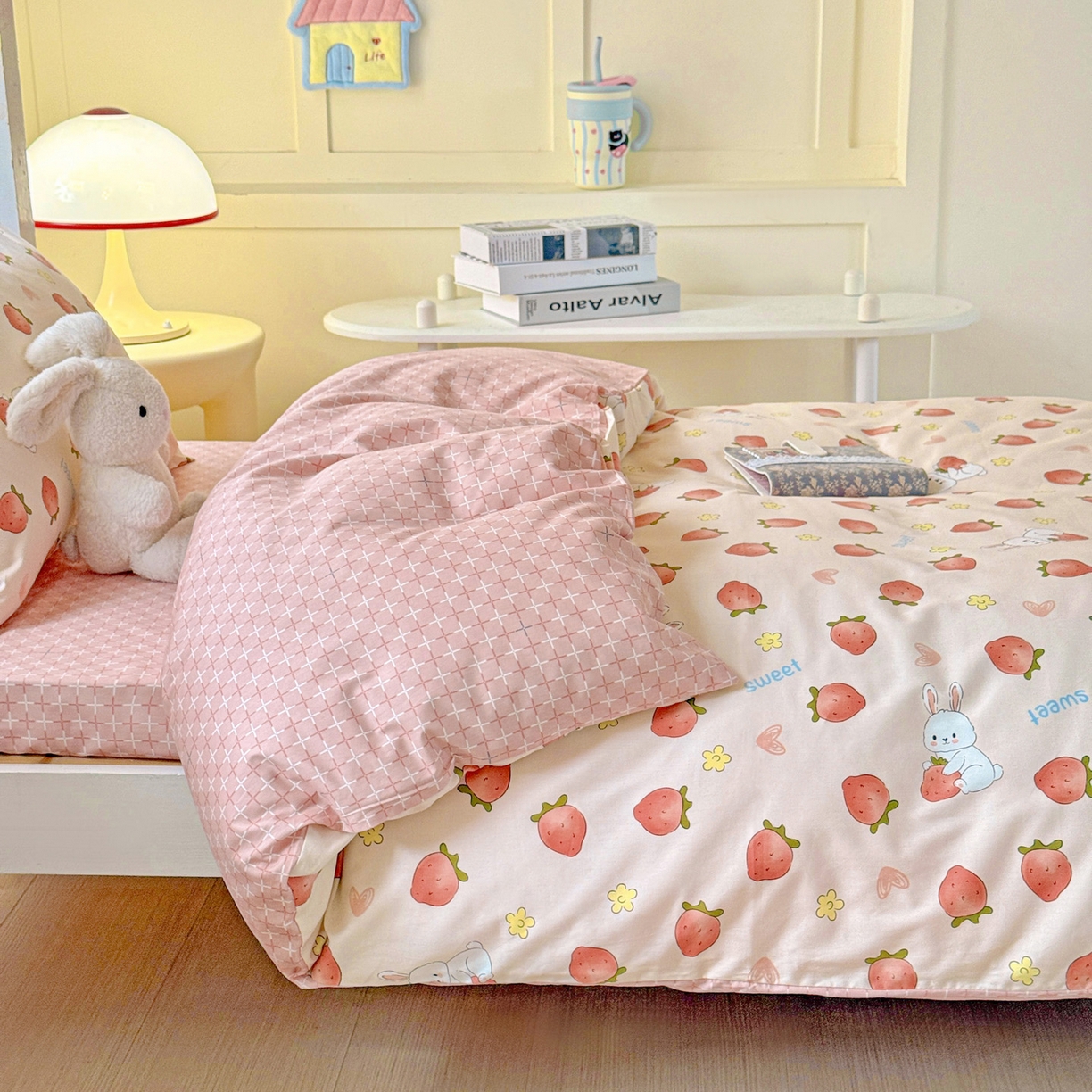 91家纺网 家纺一手货源 找家纺 小豚鼠 2025纯棉13372学生三件套全棉宿舍六件套(收纳袋）（顺丰代发） 草莓兔