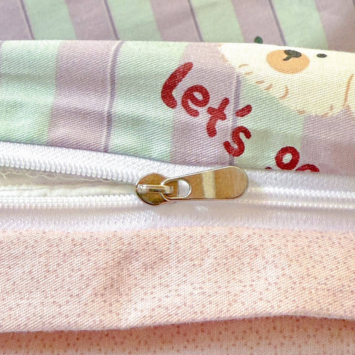 91家纺网 家纺一手货源 找家纺 小豚鼠 2025纯棉13372学生三件套全棉宿舍六件套(收纳袋）（顺丰代发） 努力小狗