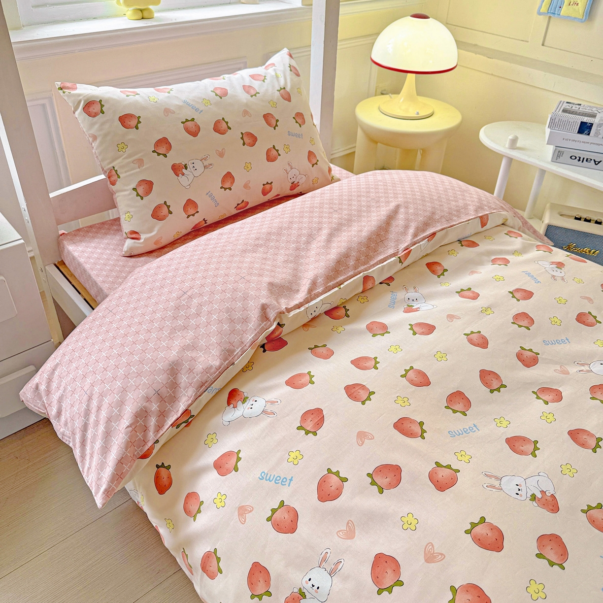 91家纺网 家纺一手货源 找家纺 小豚鼠 2025纯棉13372学生三件套全棉宿舍六件套(收纳袋）（顺丰代发） 草莓兔