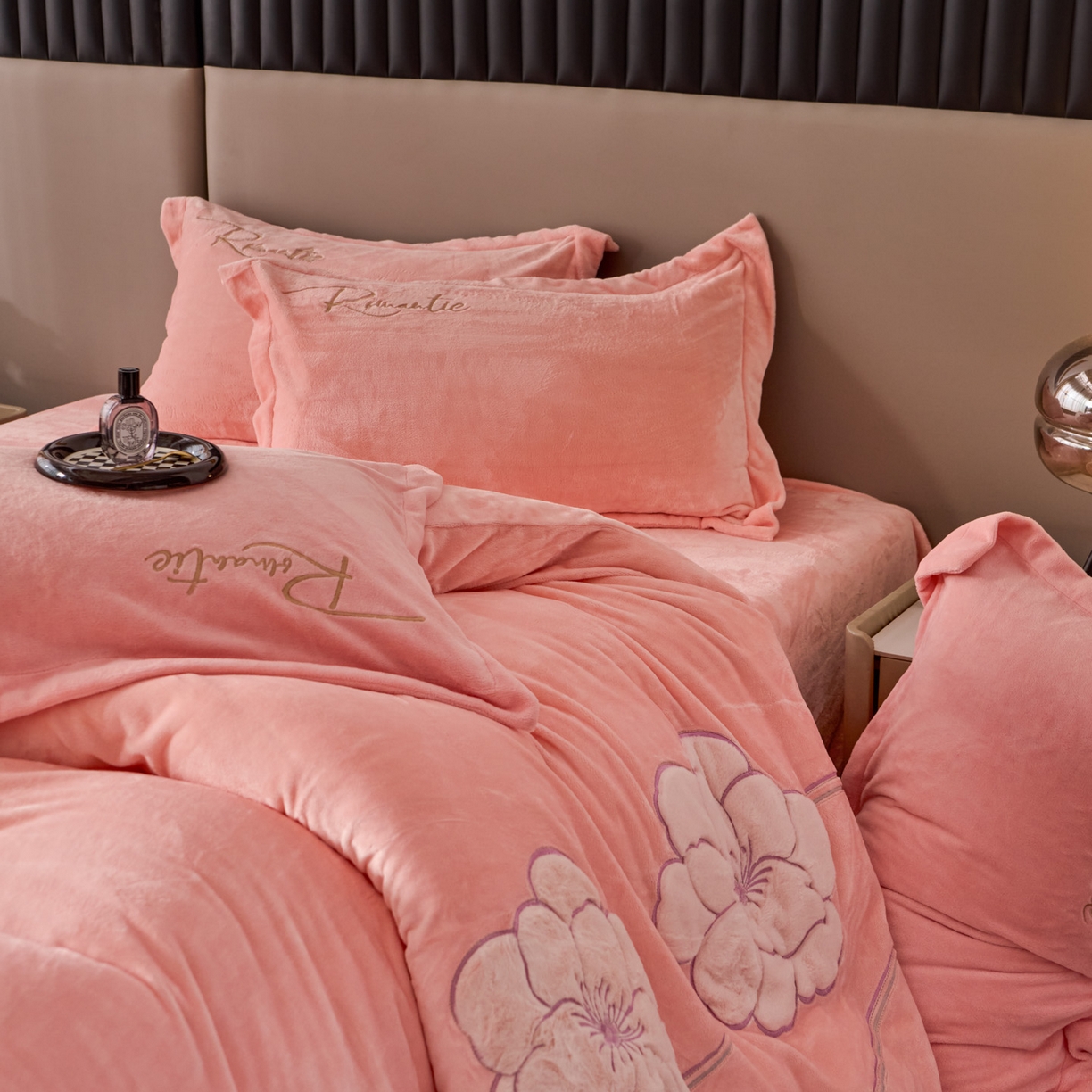 91家纺网 家纺一手货源 找家纺 卡诗兰 2026新款保暖牛奶绒四件套-花影 花影-玉粉