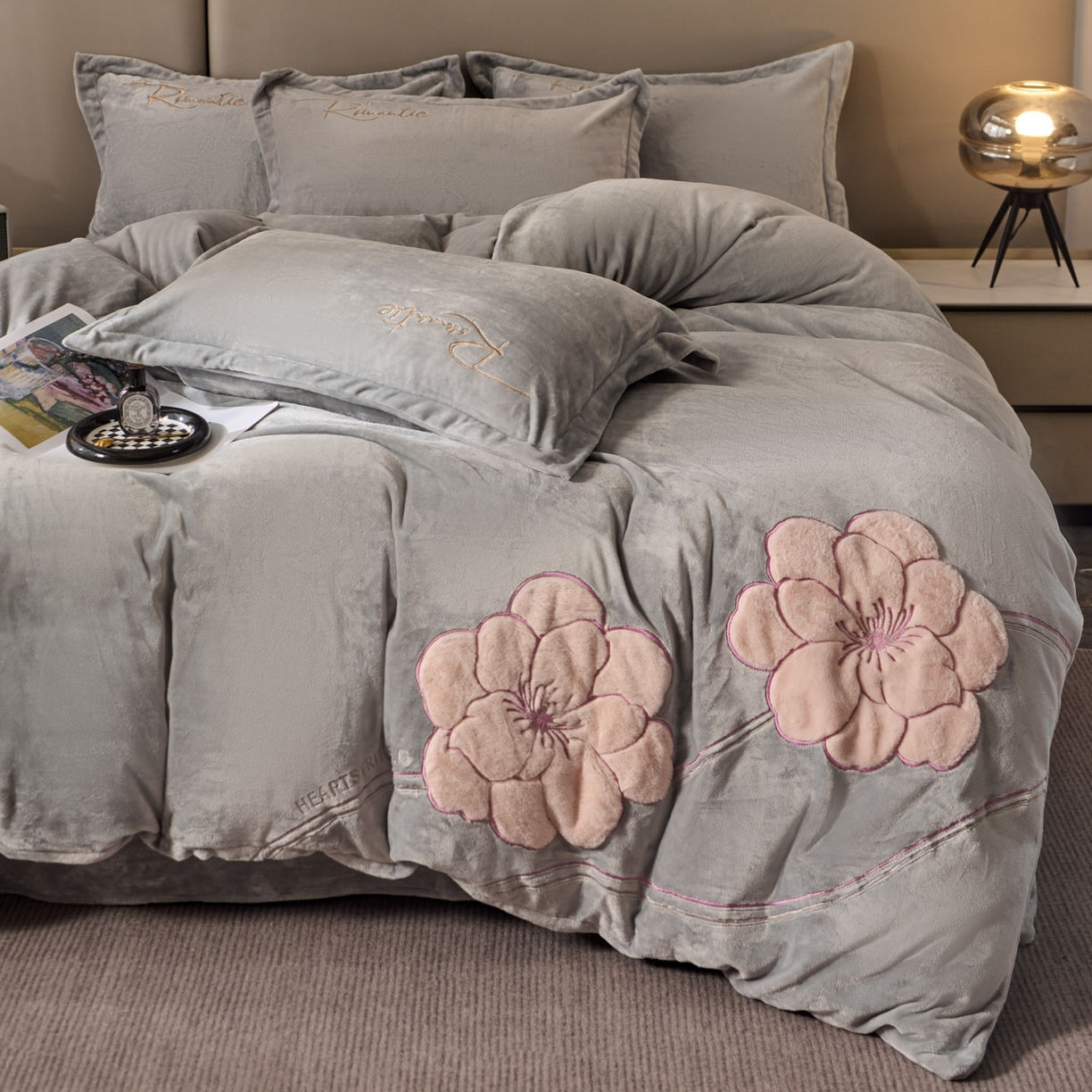 91家纺网 家纺一手货源 找家纺 卡诗兰 2026新款保暖牛奶绒四件套-花影 花影-银灰