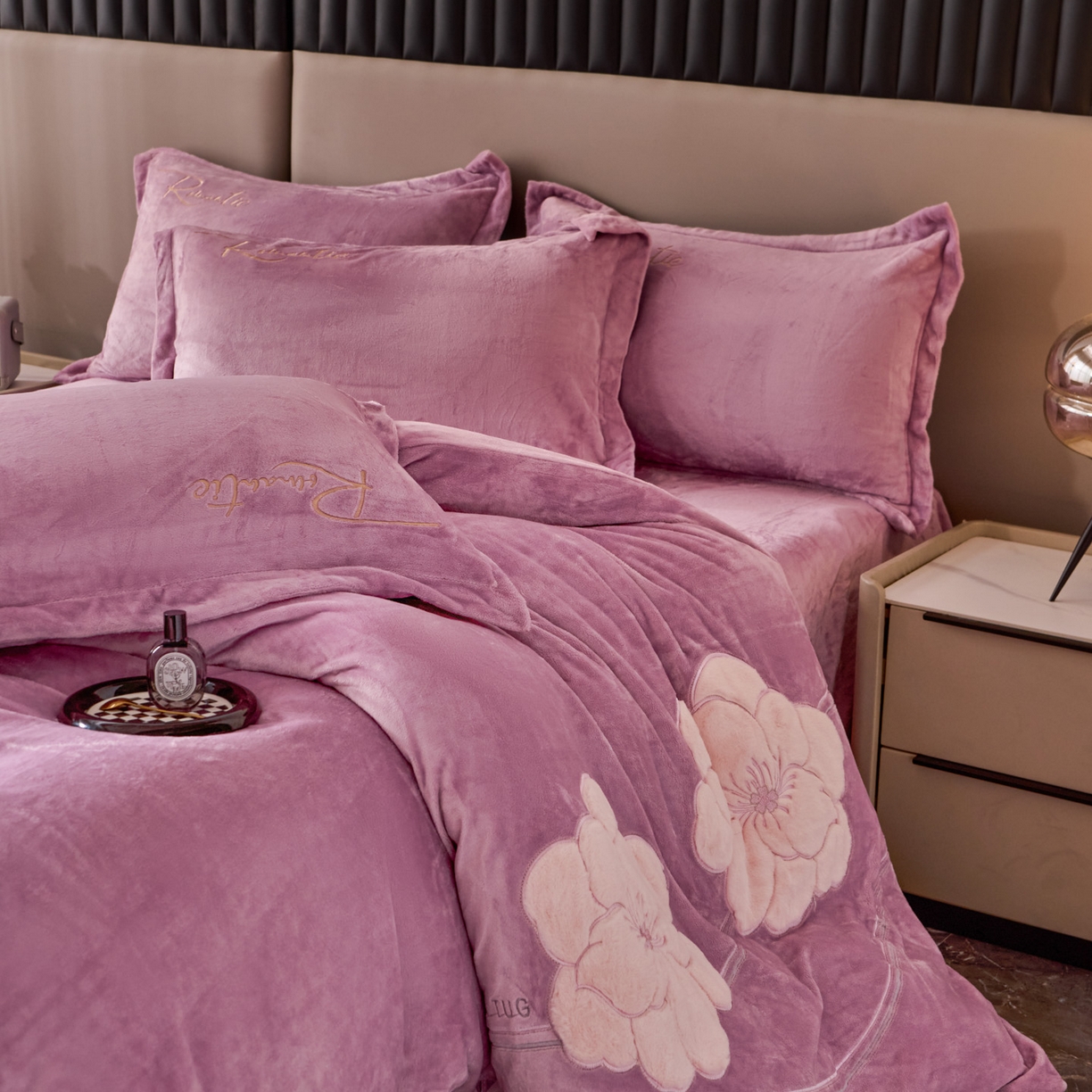 91家纺网 家纺一手货源 找家纺 卡诗兰 2026新款保暖牛奶绒四件套-花影 花影-浅紫