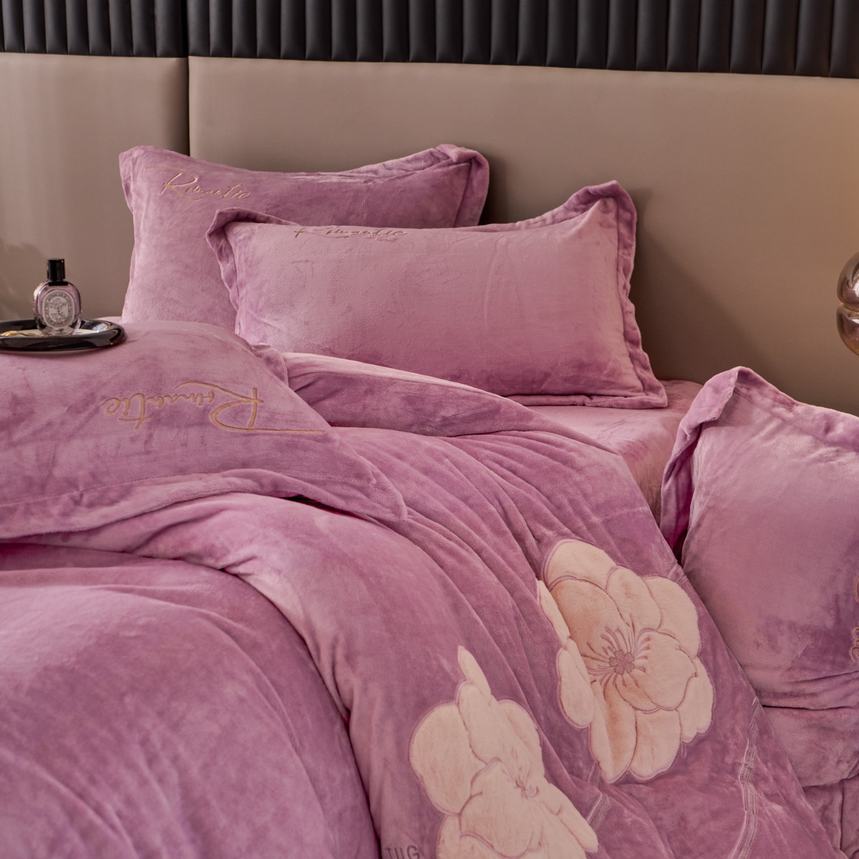 91家纺网 家纺一手货源 找家纺 卡诗兰 2026新款保暖牛奶绒四件套-花影 花影-浅紫