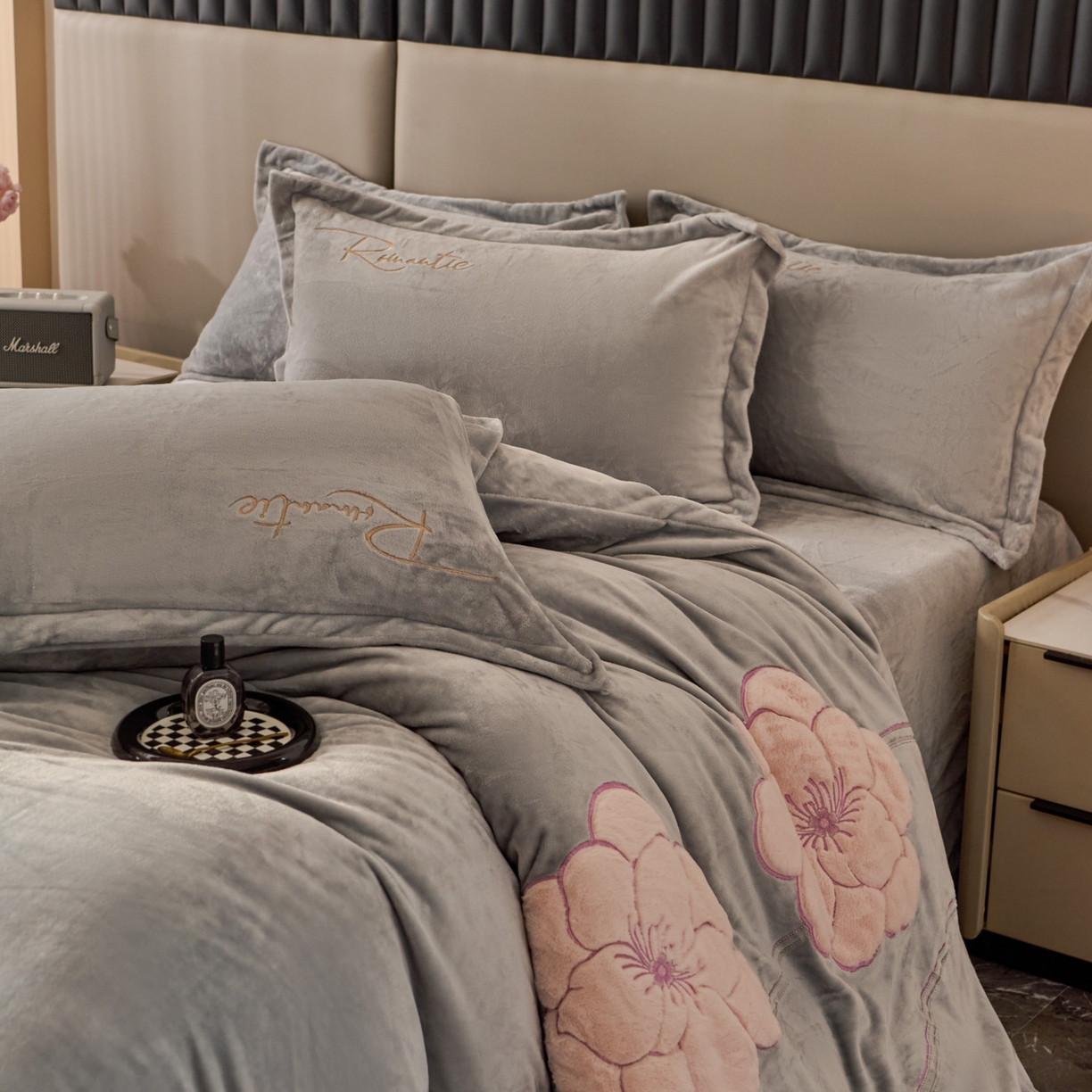 91家纺网 家纺一手货源 找家纺 卡诗兰 2026新款保暖牛奶绒四件套-花影 花影-银灰