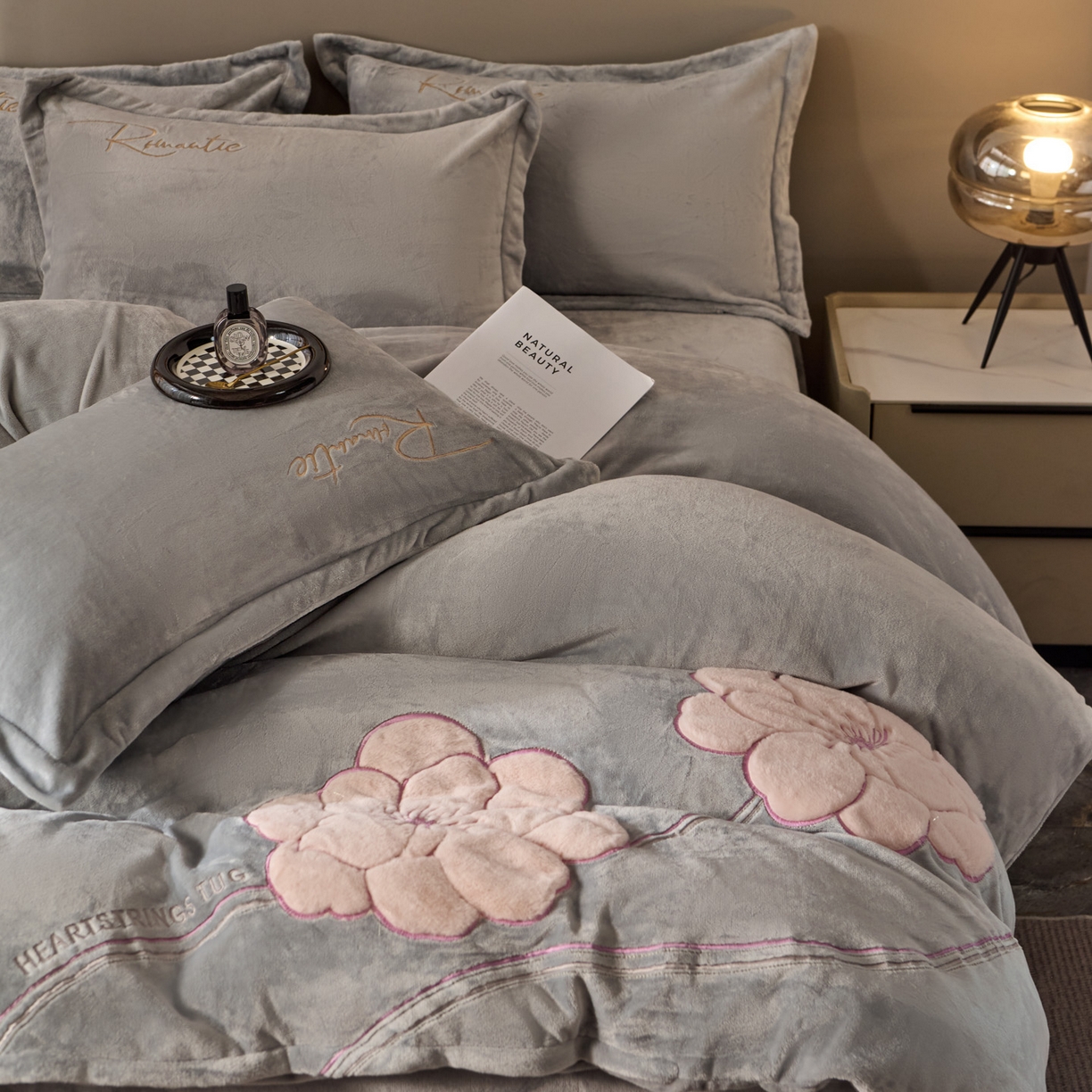 91家纺网 家纺一手货源 找家纺 卡诗兰 2026新款保暖牛奶绒四件套-花影 花影-银灰