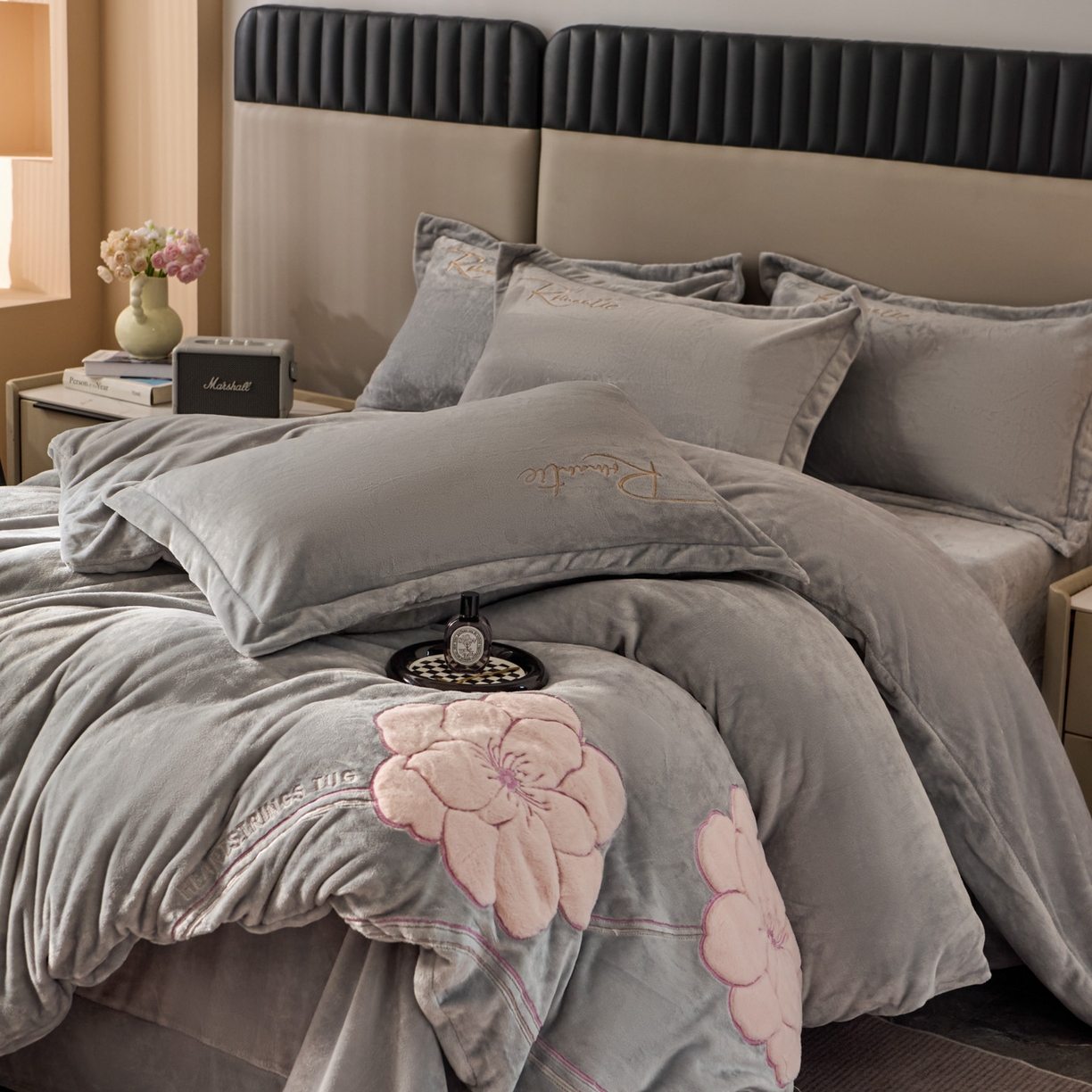 91家纺网 家纺一手货源 找家纺 卡诗兰 2026新款保暖牛奶绒四件套-花影 花影-银灰