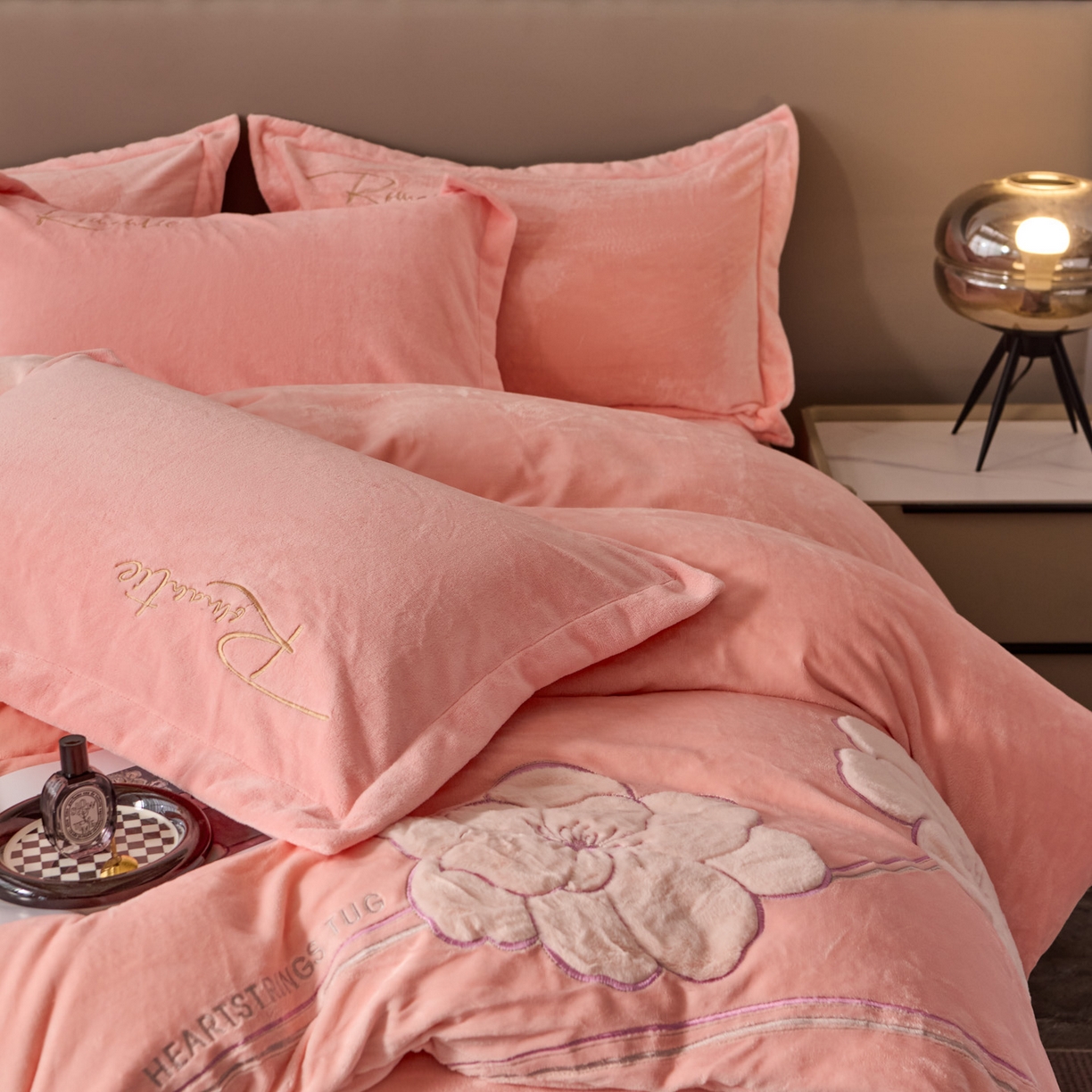 91家纺网 家纺一手货源 找家纺 卡诗兰 2026新款保暖牛奶绒四件套-花影 花影-玉粉