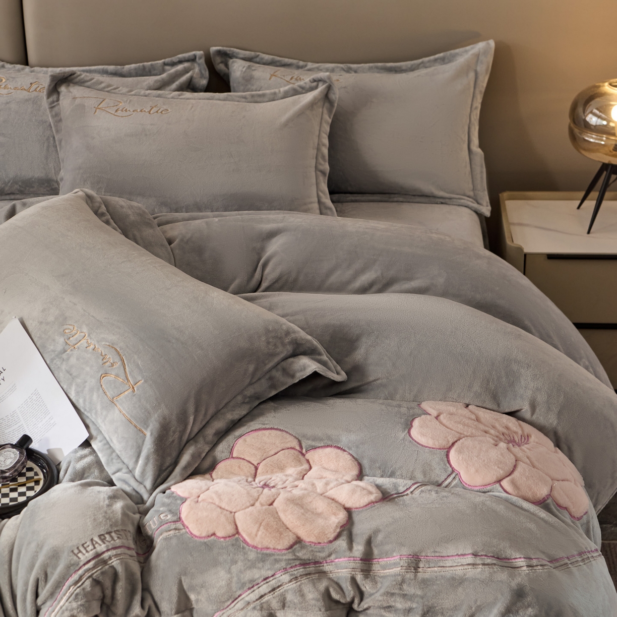 91家纺网 家纺一手货源 找家纺 卡诗兰 2026新款保暖牛奶绒四件套-花影 花影-银灰