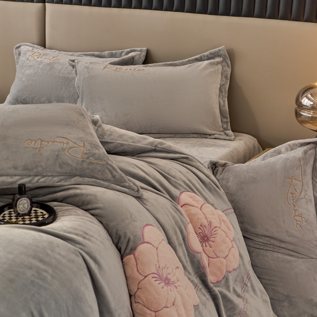 91家纺网 家纺一手货源 找家纺 卡诗兰 2026新款保暖牛奶绒四件套-花影 花影-银灰