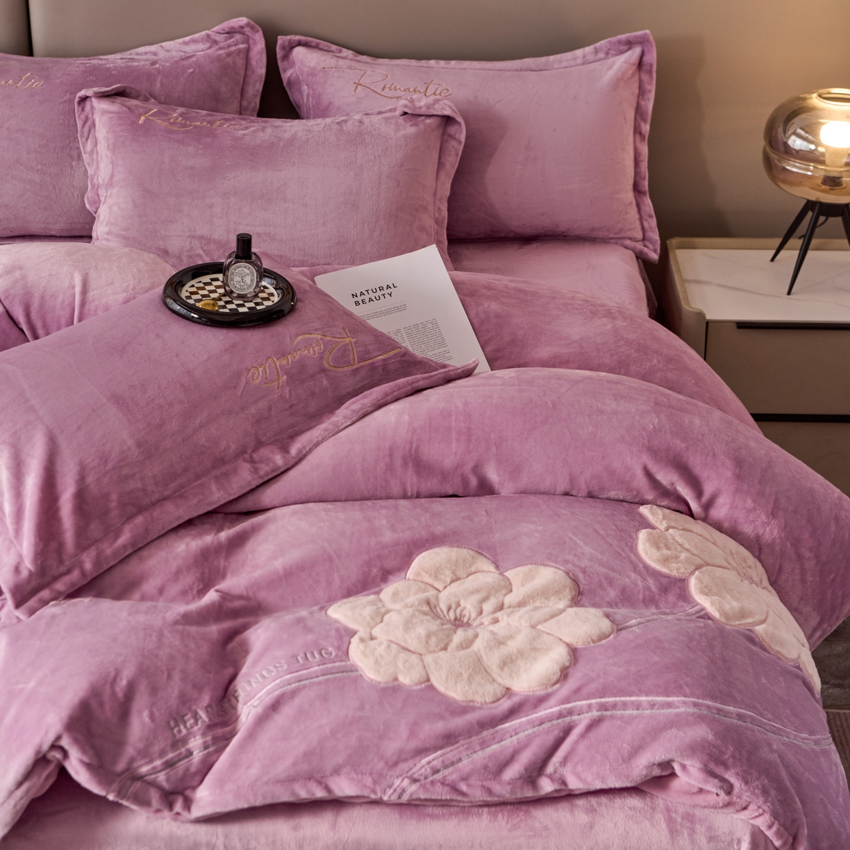 91家纺网 家纺一手货源 找家纺 卡诗兰 2026新款保暖牛奶绒四件套-花影 花影-浅紫
