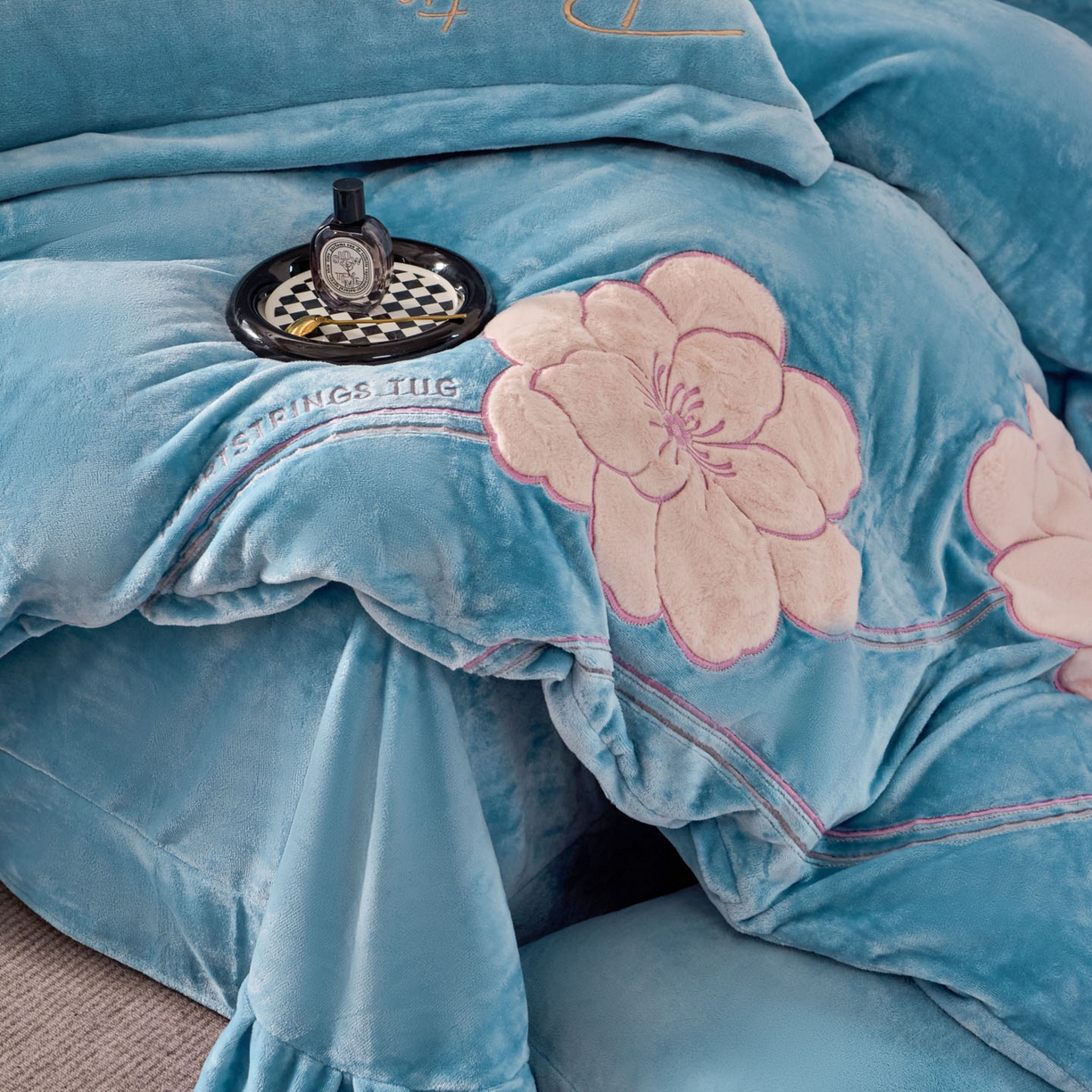 91家纺网 家纺一手货源 找家纺 卡诗兰 2026新款保暖牛奶绒四件套-花影 花影-玻璃蓝