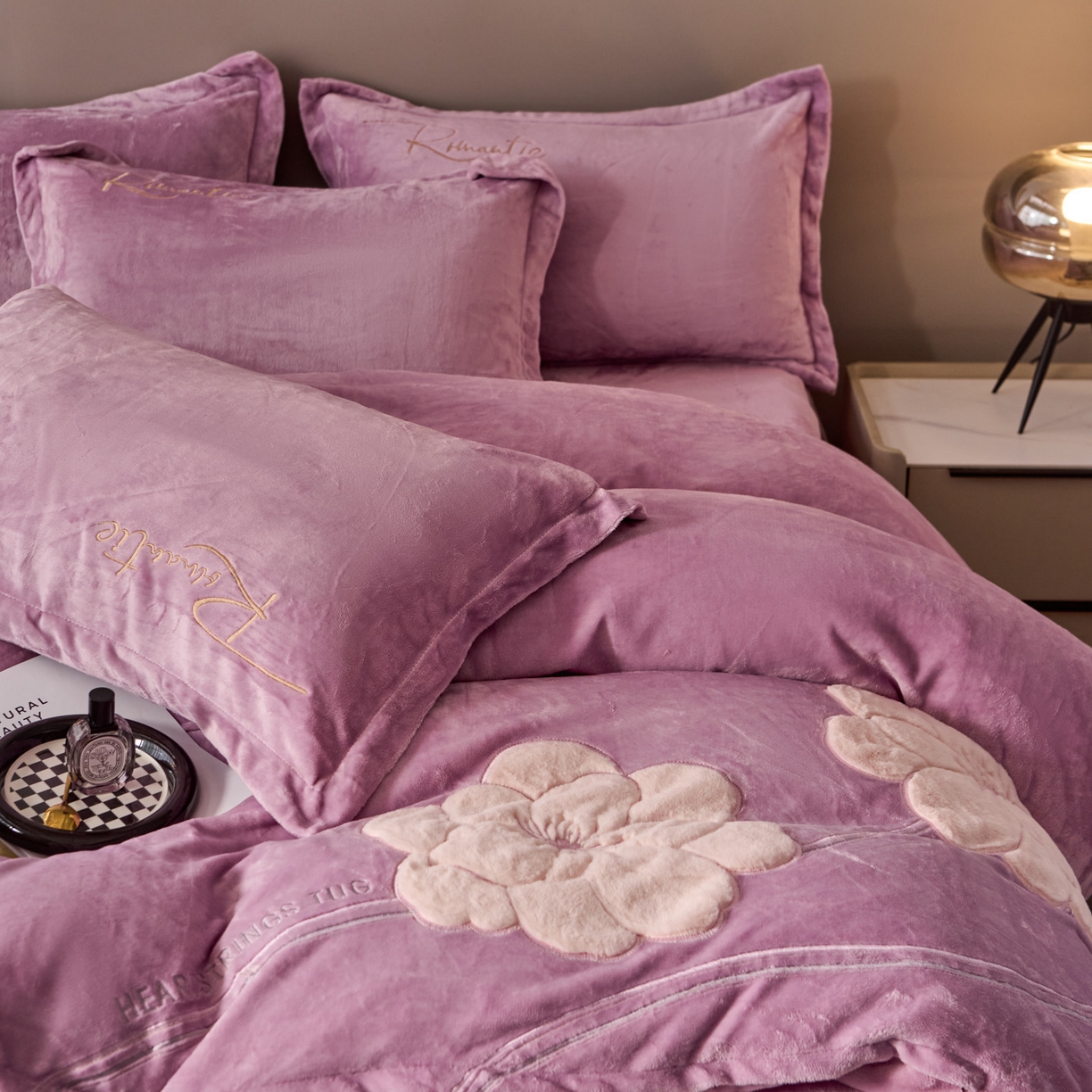91家纺网 家纺一手货源 找家纺 卡诗兰 2026新款保暖牛奶绒四件套-花影 花影-浅紫