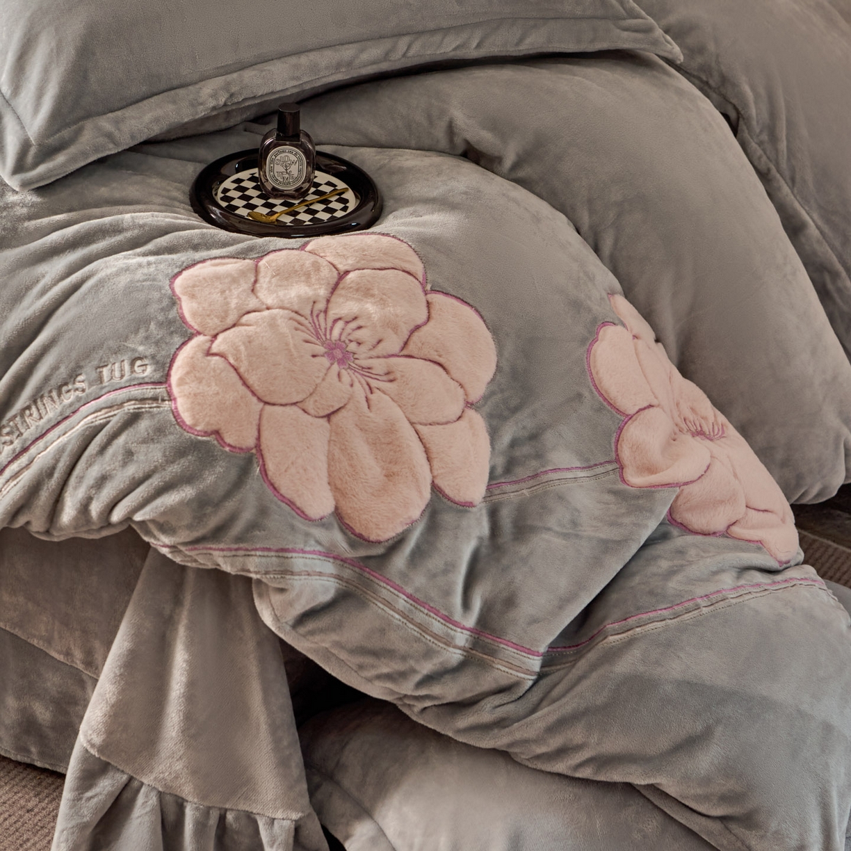 91家纺网 家纺一手货源 找家纺 卡诗兰 2026新款保暖牛奶绒四件套-花影 花影-银灰