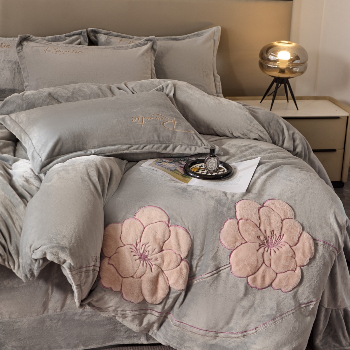 91家纺网 家纺一手货源 找家纺 卡诗兰 2026新款保暖牛奶绒四件套-花影 花影-银灰