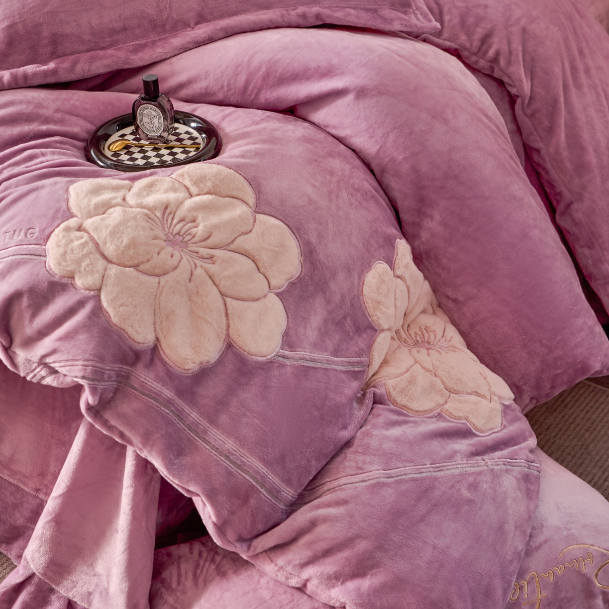 91家纺网 家纺一手货源 找家纺 卡诗兰 2026新款保暖牛奶绒四件套-花影 花影-浅紫