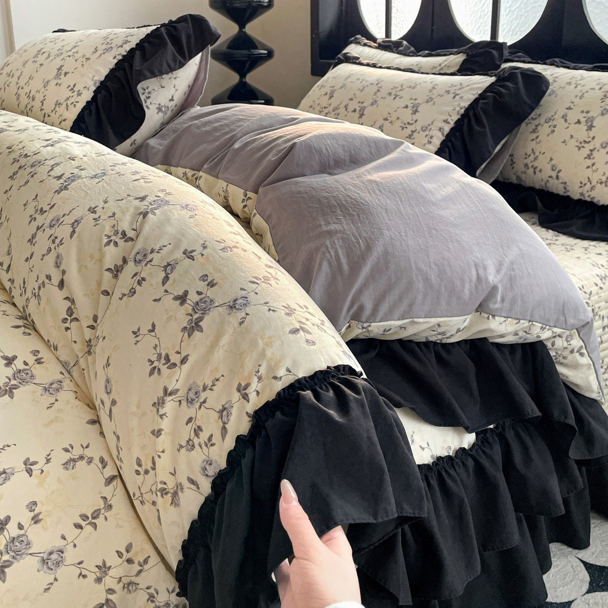 富米莱（原臻工厂） 2026新款法式赫本风大花边A类古法仿棉云感纱床盖床裙四件套 槿上花开