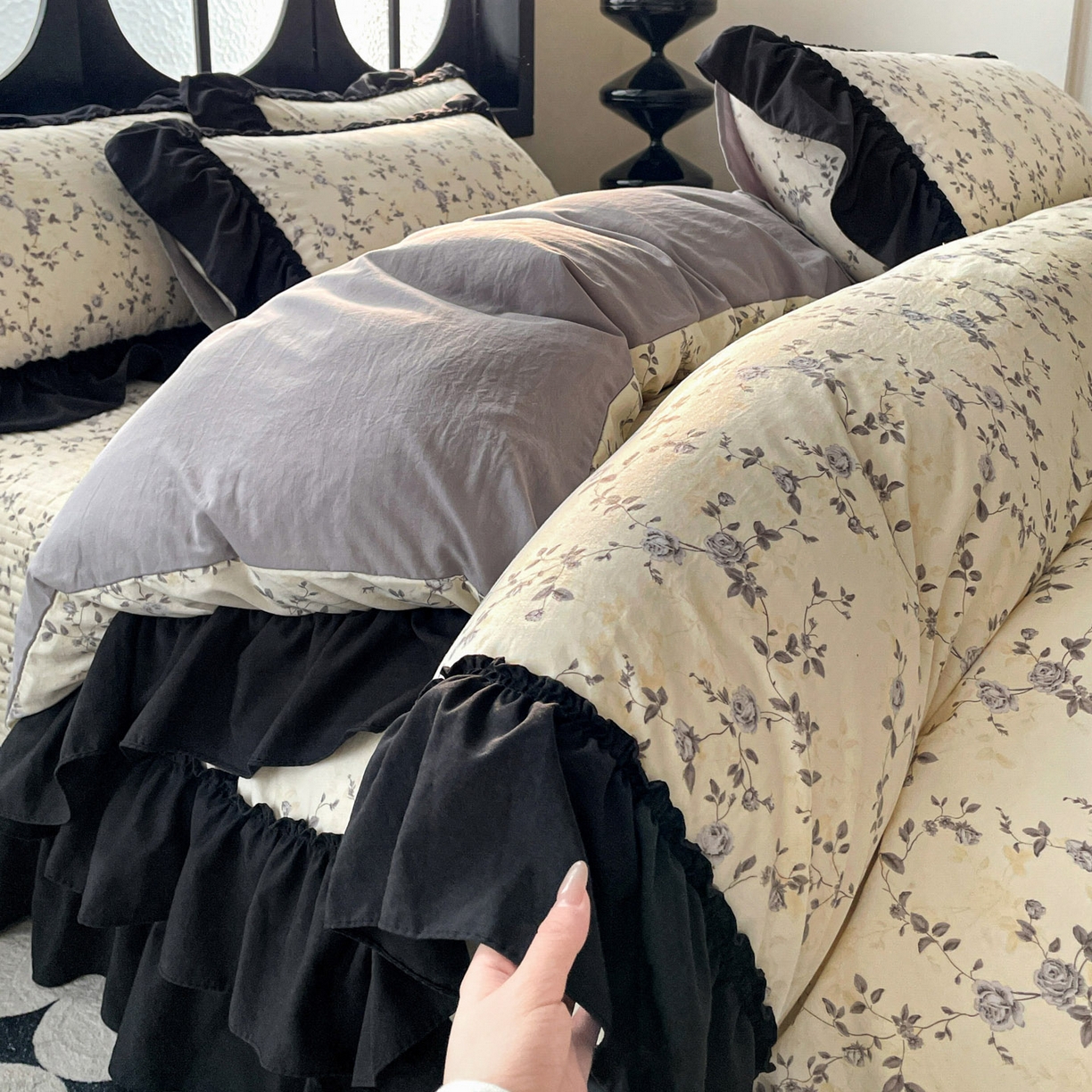 91家纺网 家纺一手货源 找家纺 富米莱（原臻工厂） 2026新款法式赫本风大花边A类古法仿棉云感纱床盖床裙四件套 槿上花开