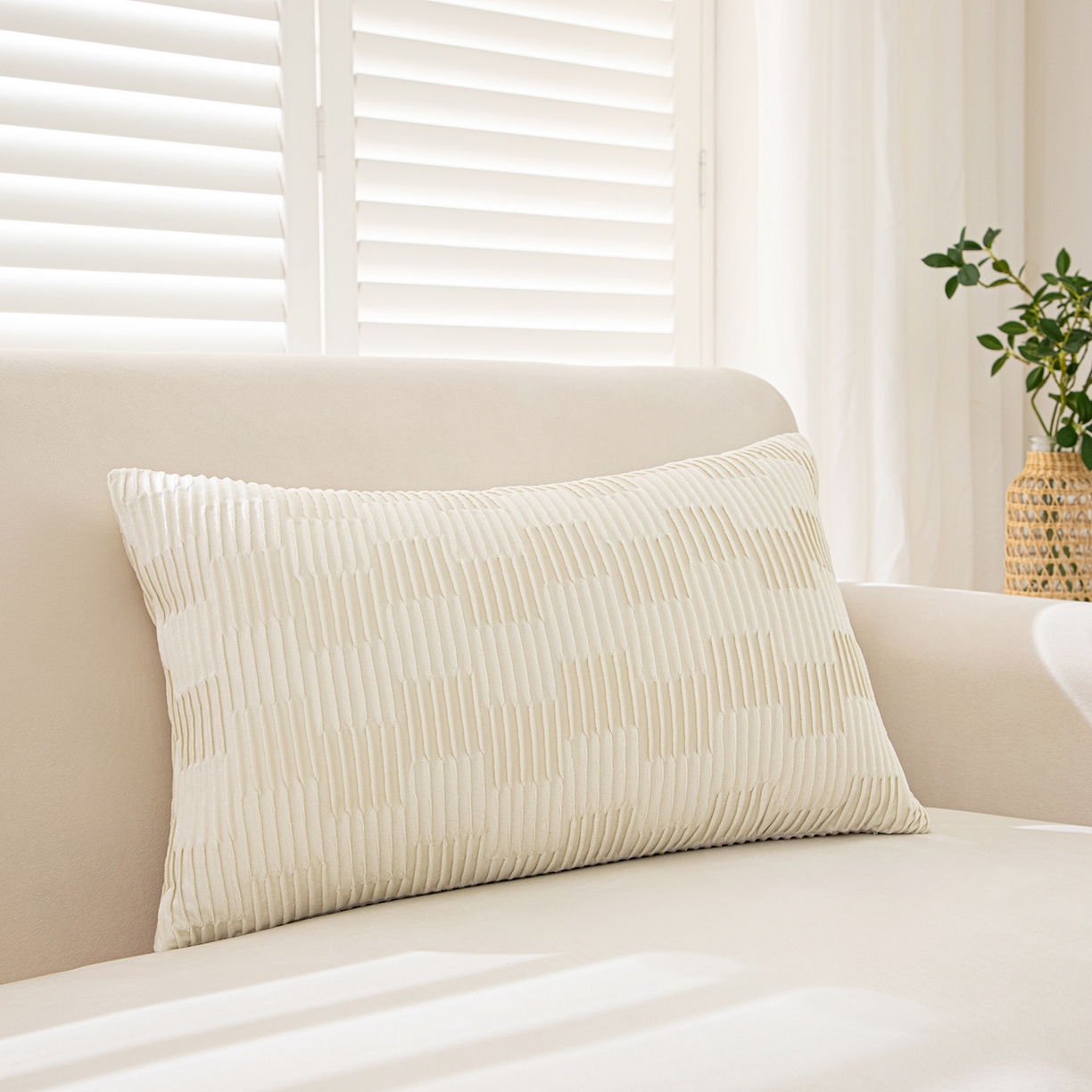 91家纺网 家纺一手货源 找家纺 沐沐家纺 2026新款中古风抱枕 立体褶皱米白