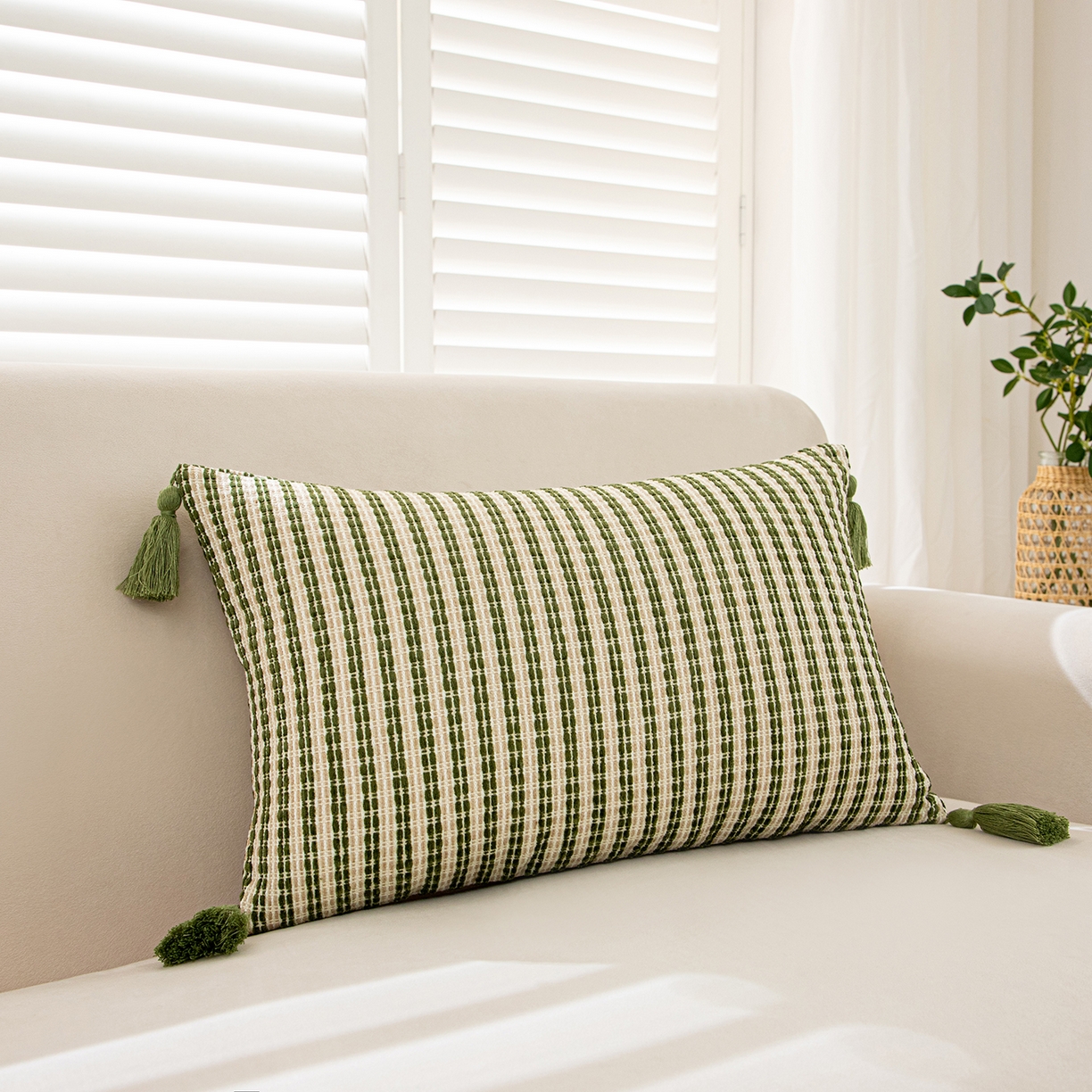 91家纺网 家纺一手货源 找家纺 沐沐家纺 2026新款中古风抱枕 墨绿条斜条纹流苏