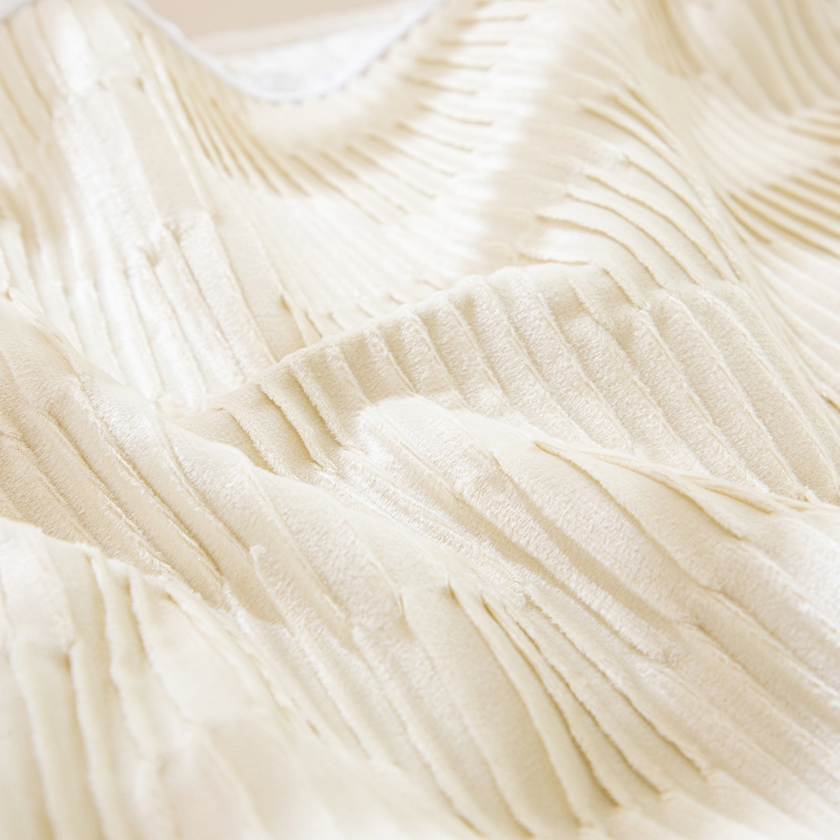 91家纺网 家纺一手货源 找家纺 沐沐家纺 2026新款中古风抱枕 立体褶皱米白