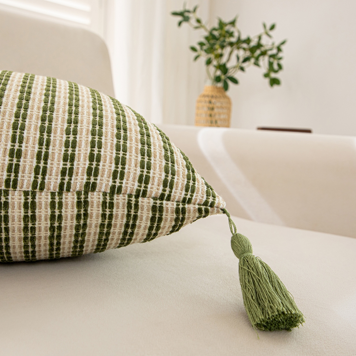 91家纺网 家纺一手货源 找家纺 沐沐家纺 2026新款中古风抱枕 墨绿条斜条纹流苏