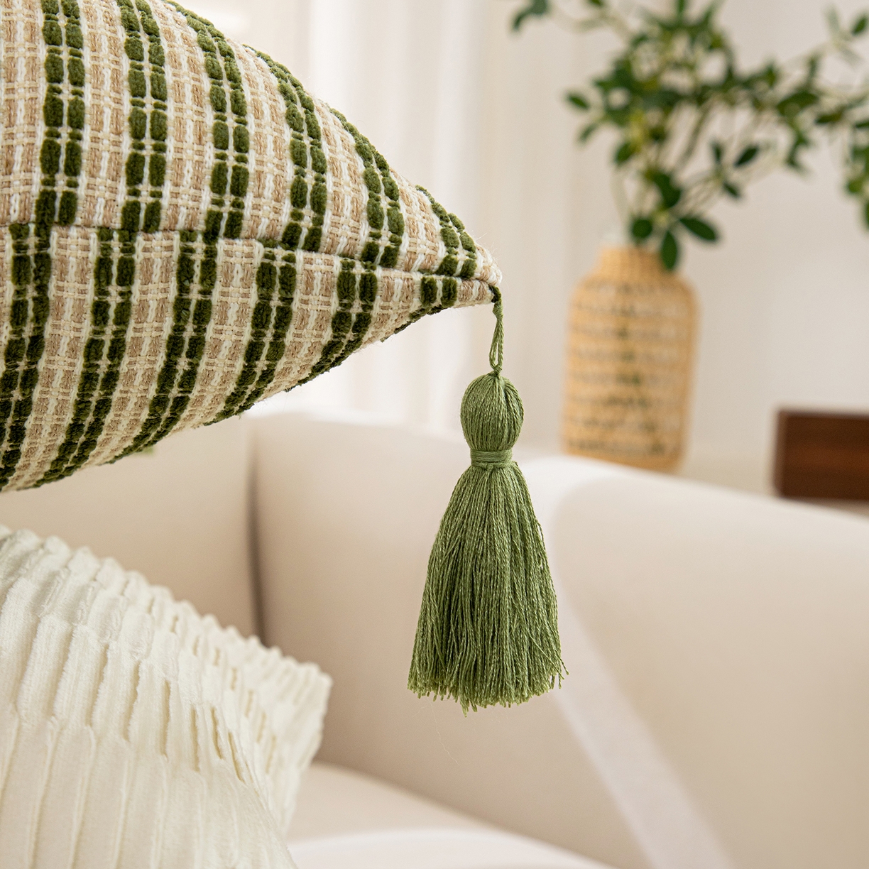 91家纺网 家纺一手货源 找家纺 沐沐家纺 2026新款中古风抱枕 墨绿条斜条纹流苏