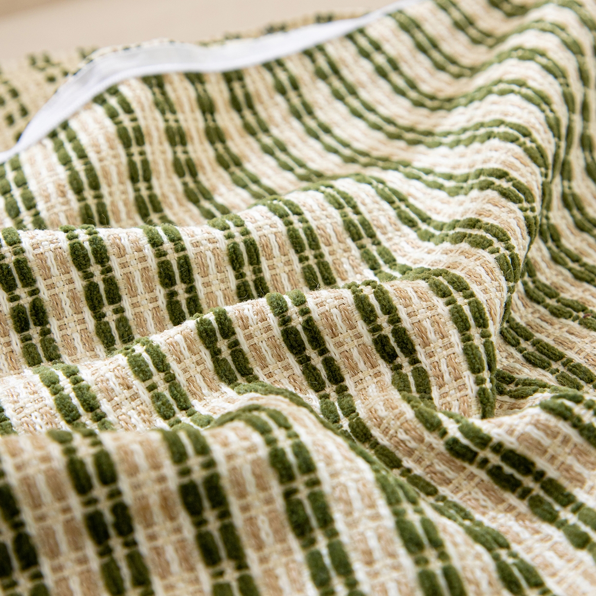 91家纺网 家纺一手货源 找家纺 沐沐家纺 2026新款中古风抱枕 墨绿条斜条纹流苏