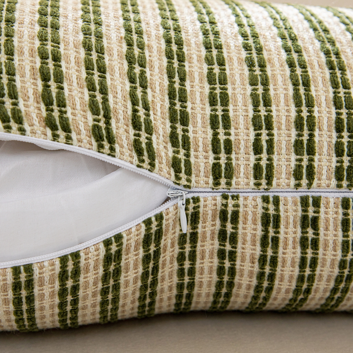 91家纺网 家纺一手货源 找家纺 沐沐家纺 2026新款中古风抱枕 墨绿条斜条纹流苏