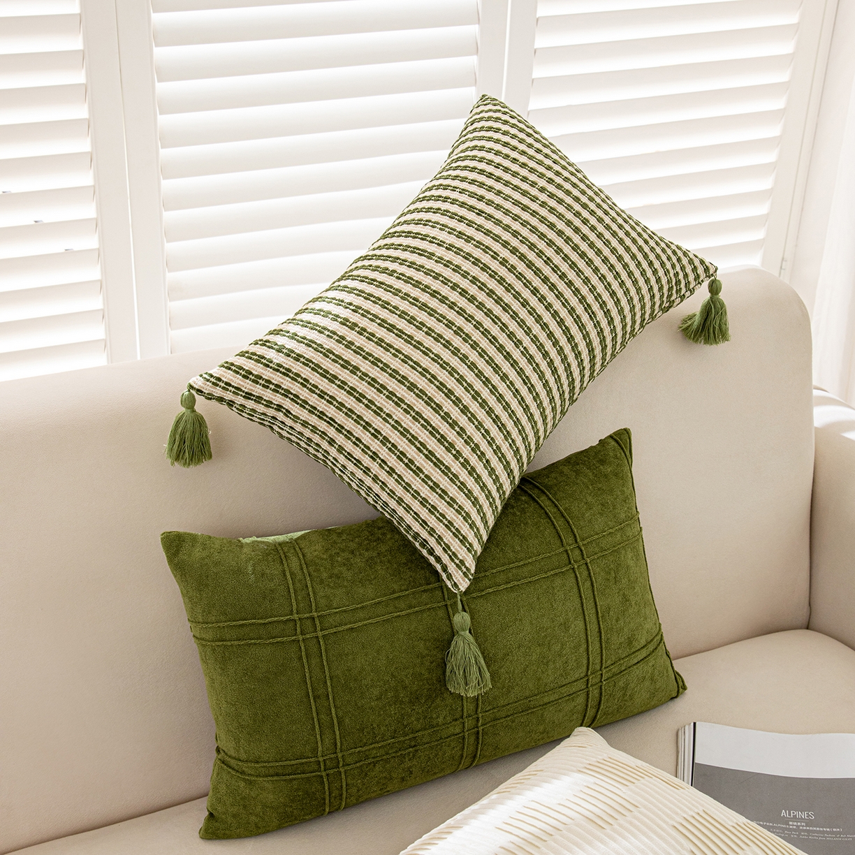 91家纺网 家纺一手货源 找家纺 沐沐家纺 2026新款中古风抱枕 墨绿条斜条纹流苏