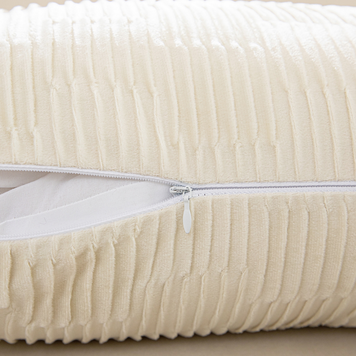 91家纺网 家纺一手货源 找家纺 沐沐家纺 2026新款中古风抱枕 立体褶皱米白