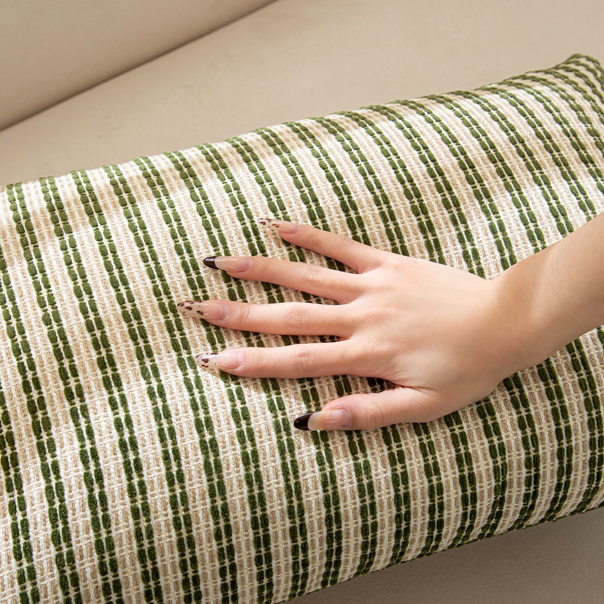 91家纺网 家纺一手货源 找家纺 沐沐家纺 2026新款中古风抱枕 墨绿条斜条纹流苏