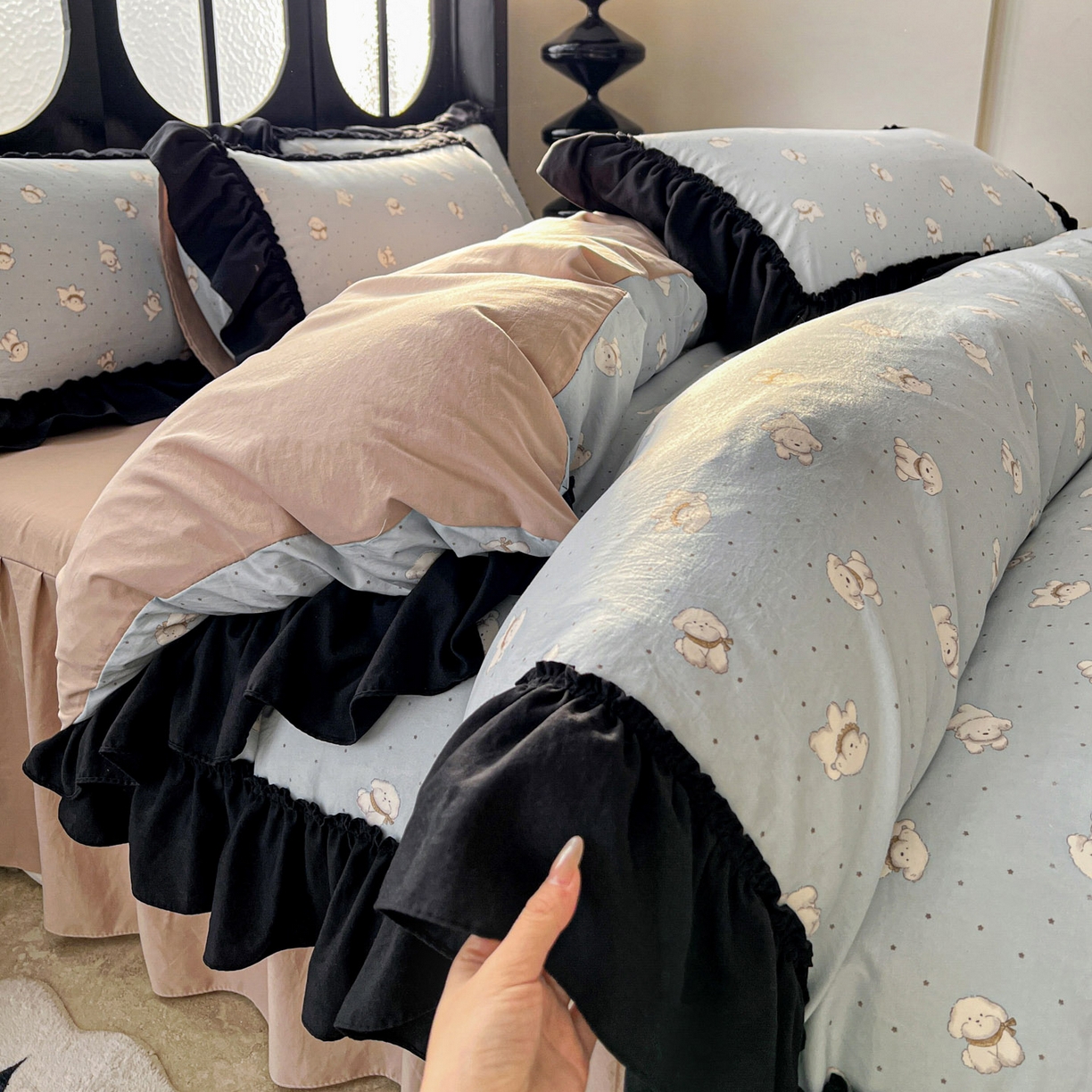 91家纺网 家纺一手货源 找家纺 富米莱（原臻工厂） 2026新款法式赫本风大花边A类古法仿棉云感纱床盖床裙四件套 雾蓝小熊