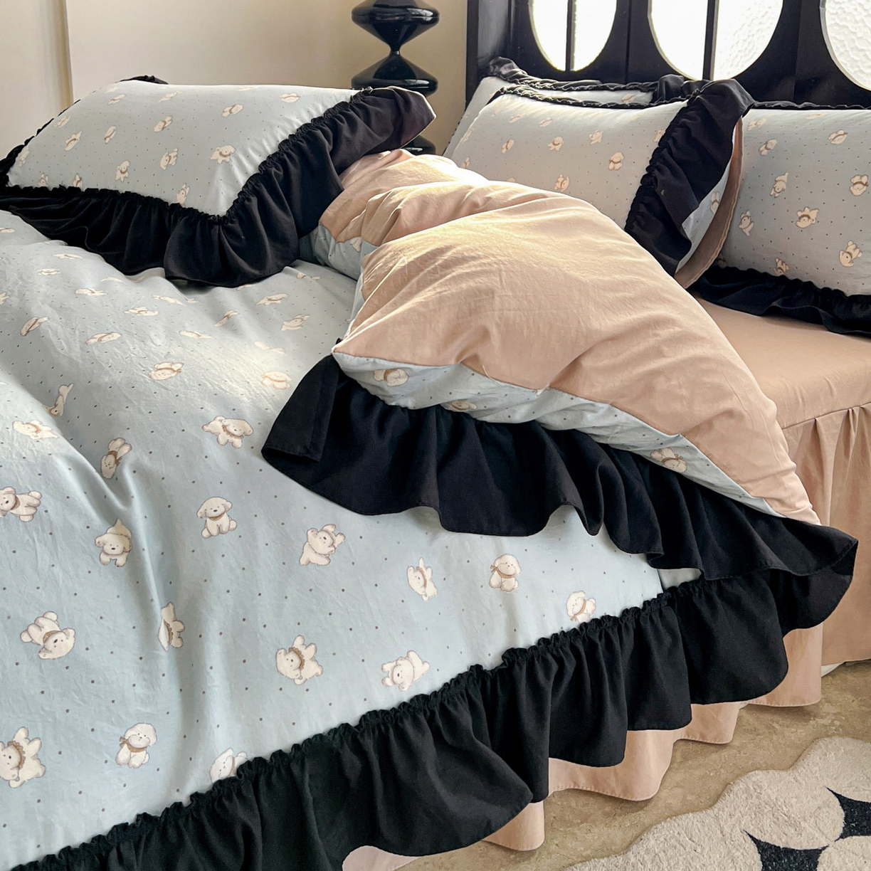 91家纺网 家纺一手货源 找家纺 富米莱（原臻工厂） 2026新款法式赫本风大花边A类古法仿棉云感纱床盖床裙四件套 雾蓝小熊