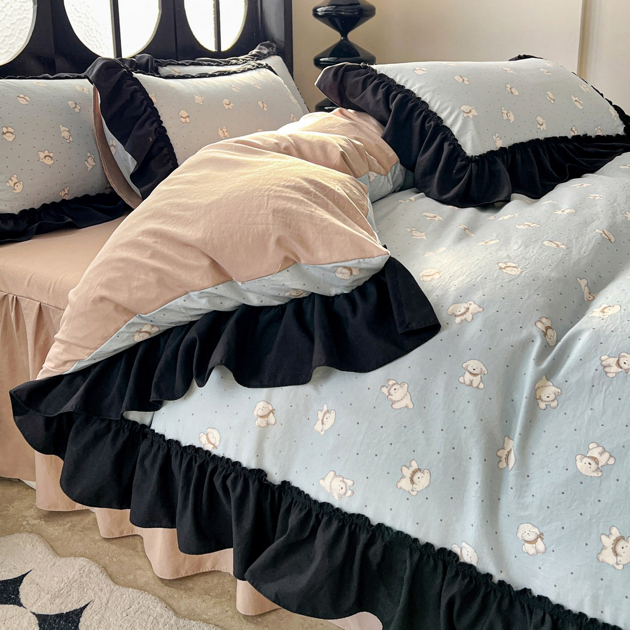 91家纺网 家纺一手货源 找家纺 富米莱（原臻工厂） 2026新款法式赫本风大花边A类古法仿棉云感纱床盖床裙四件套 雾蓝小熊