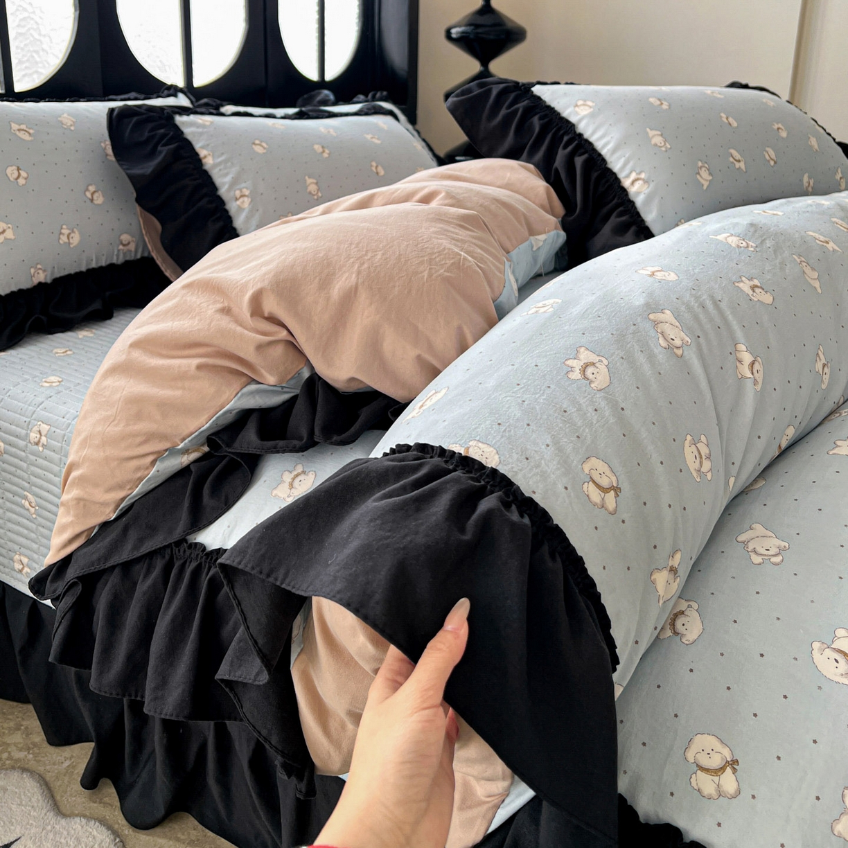 91家纺网 家纺一手货源 找家纺 富米莱（原臻工厂） 2026新款法式赫本风大花边A类古法仿棉云感纱床盖床裙四件套 雾蓝小熊