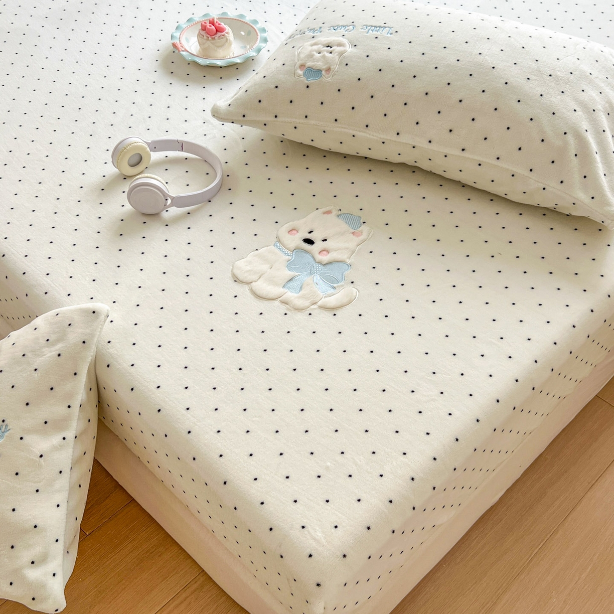 91家纺网 家纺一手货源 找家纺 十里居 2026新款韩系牛奶绒兔毛贴布绣床笠三件套四件套 波点小狗白